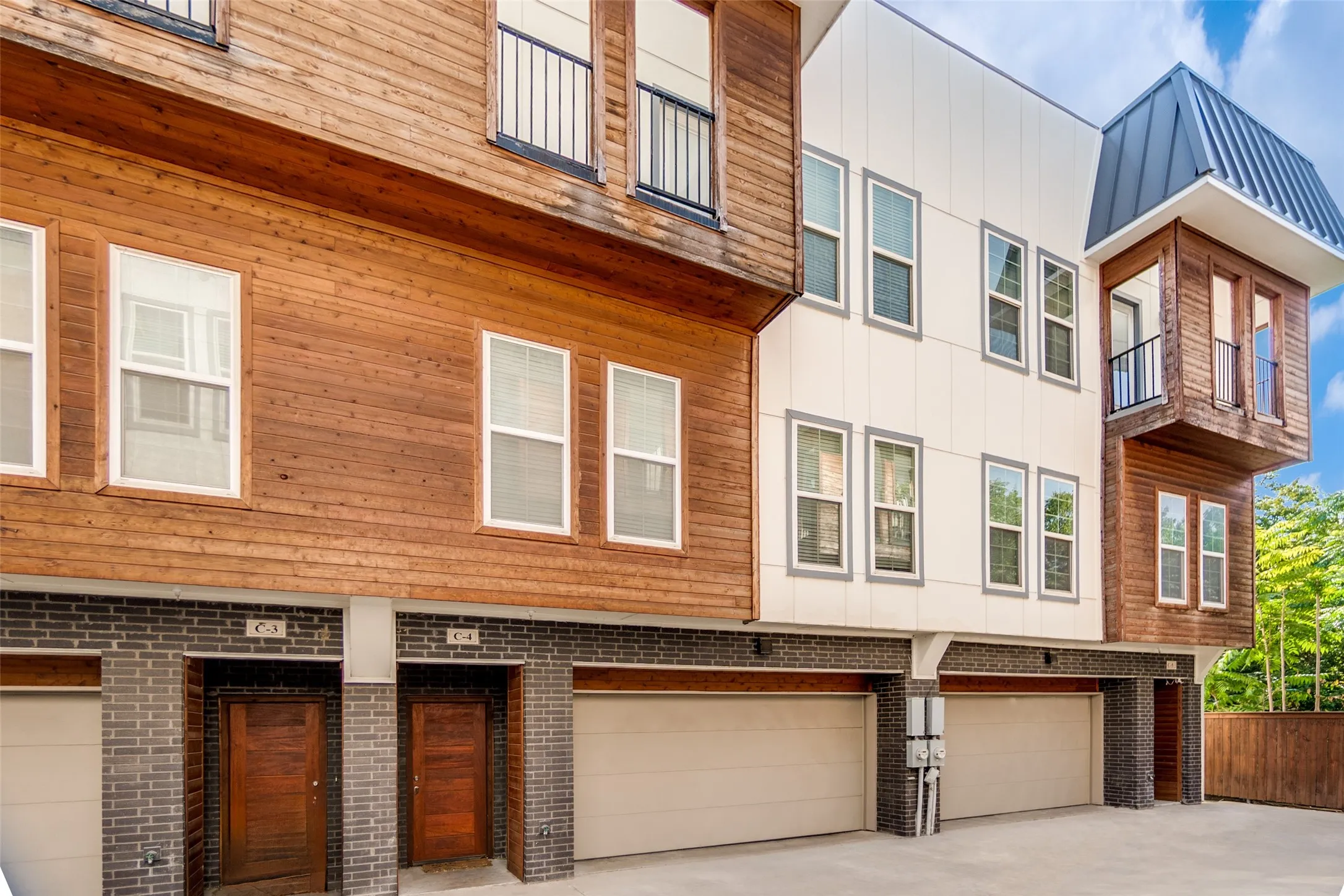 Townhouse For Rent in Dallas County , 2318 Stutz Drive C4, Dallas, Texas 75235, 3 Bedroom, 3 Bathroom, 2 Garage spaces, 1,798 Sqft, built in 2017, mls#21347959, Real Estate Agent in Dallas, Homes For Rent in Dallas county, Homes For Rent in Dallas, Realtor in Dallas Texas, Real Estate Brokerage Independent Realty Texas, Luminita Cordes Realtor
