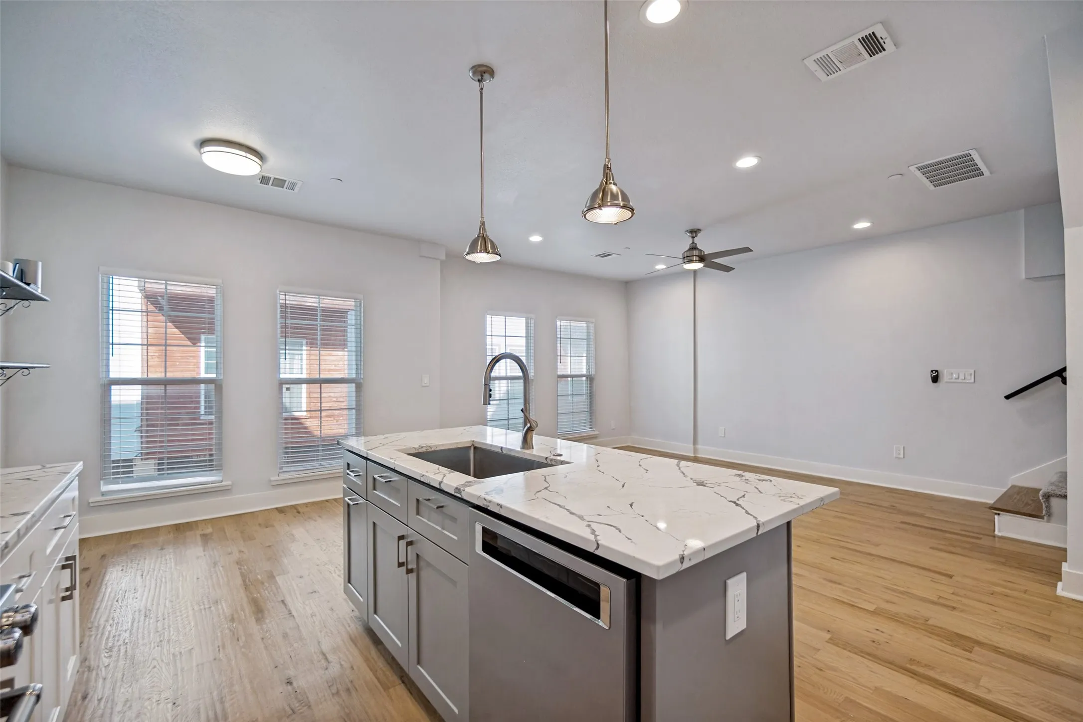 Townhouse For Rent in Dallas County , 2318 Stutz Drive C4, Dallas, Texas 75235, 3 Bedroom, 3 Bathroom, 2 Garage spaces, 1,798 Sqft, built in 2017, mls#21347959, Real Estate Agent in Dallas, Homes For Rent in Dallas county, Homes For Rent in Dallas, Realtor in Dallas Texas, Real Estate Brokerage Independent Realty Texas, Luminita Cordes Realtor