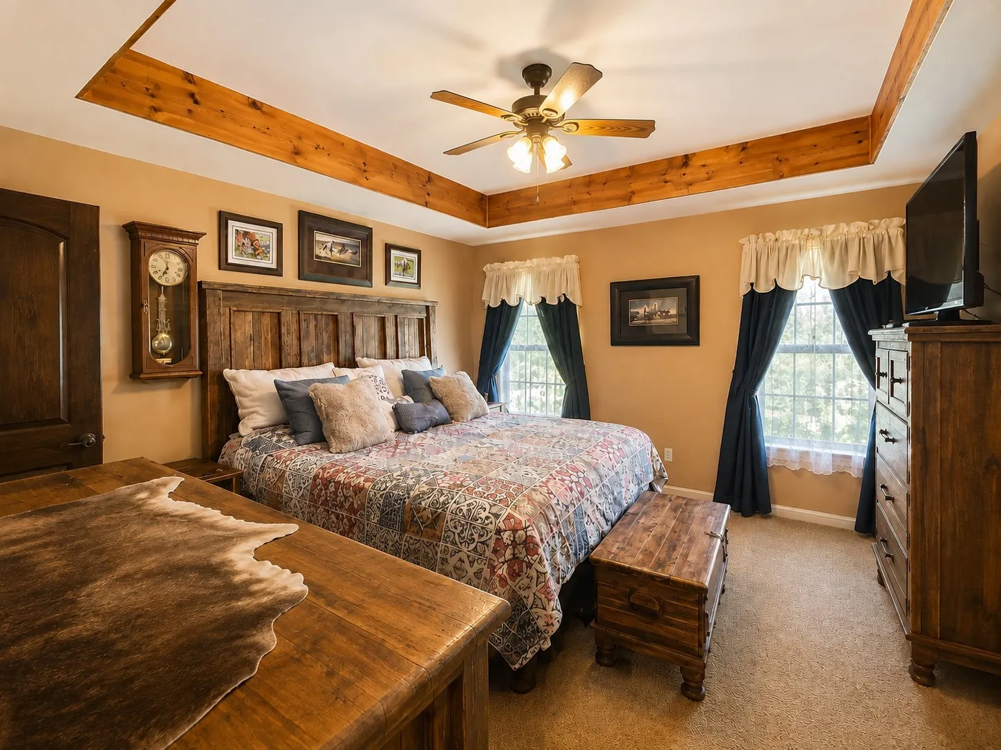 Recessed ceiling with wood-finish beam accents