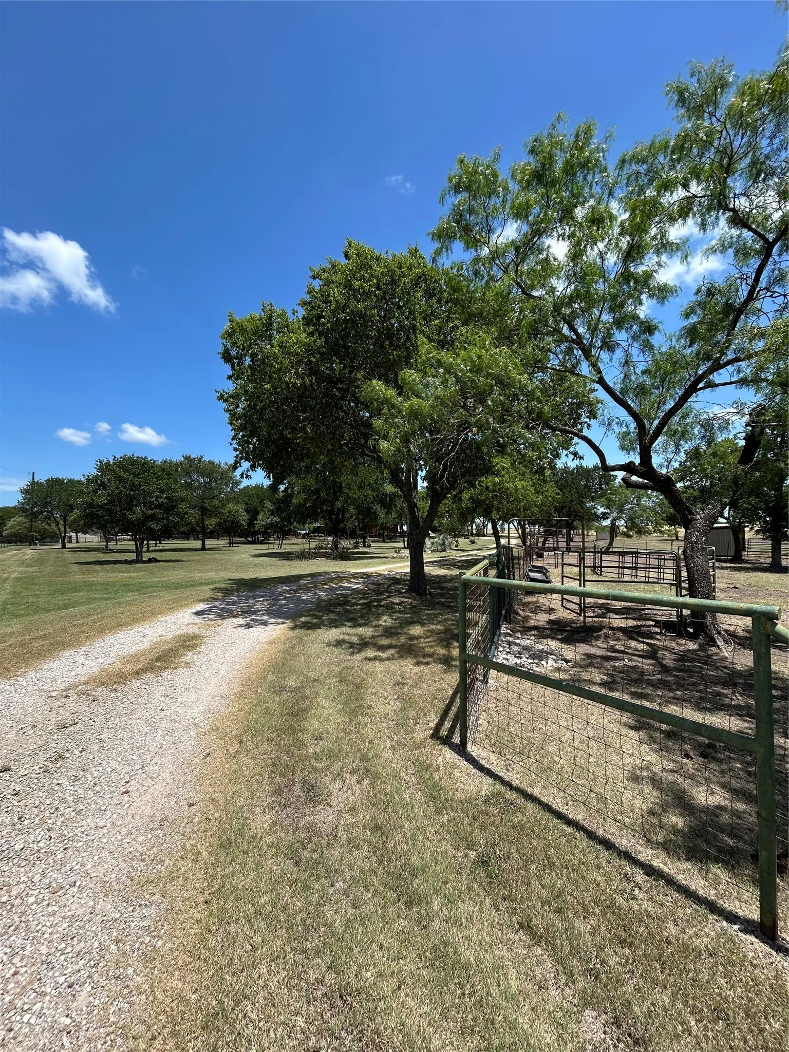 Farm For Sale in Ellis County , 2200 Creechville Road, Ennis, Texas 75119, 3 Bedroom, 2 Bathroom, Garage spaces, 2,150 Sqft, built in 2001, mls#21347974, Real Estate Agent in Ennis, Homes For Sale in Ellis county, Homes For Sale in Ennis, Realtor in Ennis Texas, Real Estate Brokerage Independent Realty Texas, Luminita Cordes Realtor