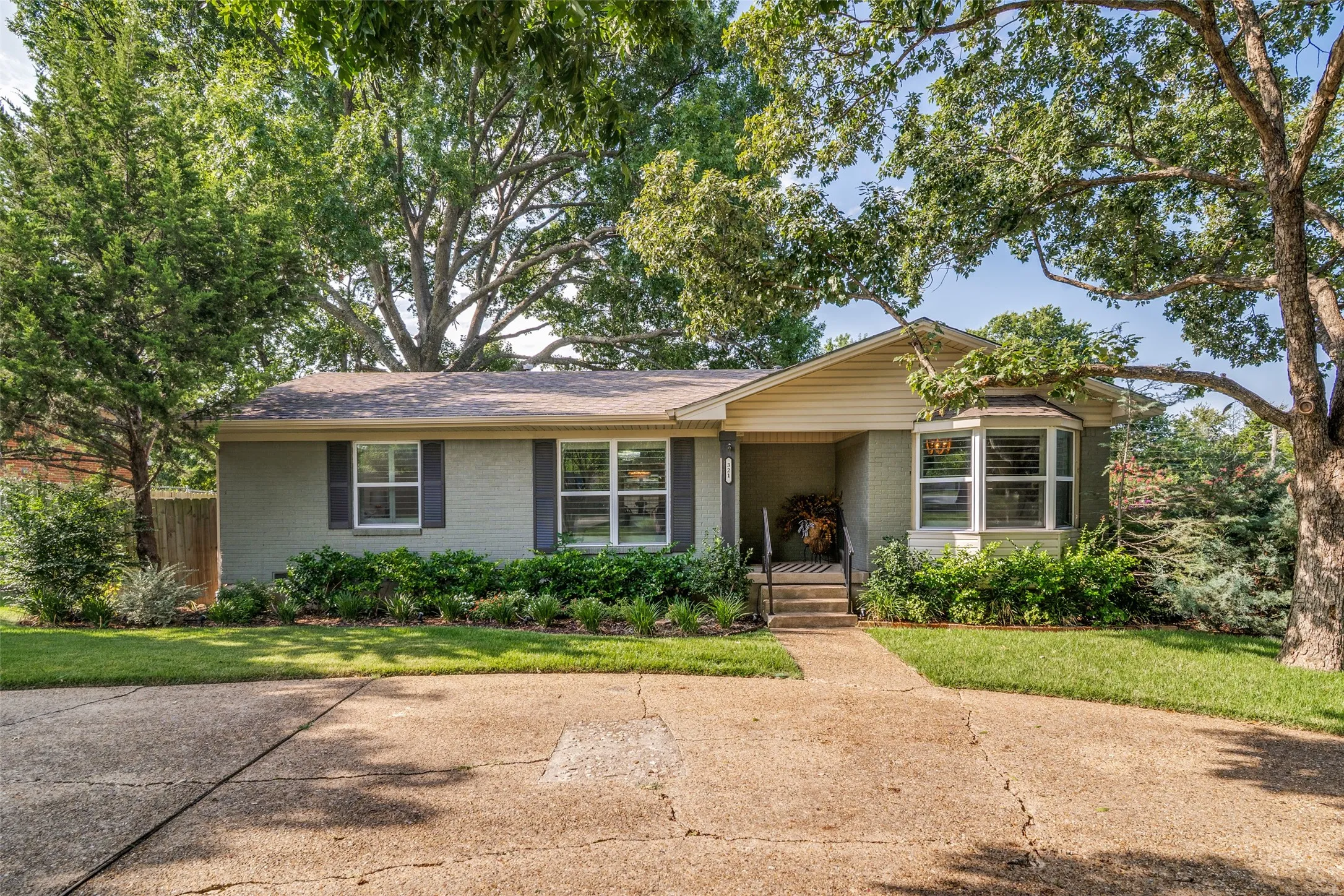 Single Family Residence For Sale in Rockwall County , 321 Westway Drive, Rockwall, Texas 75087, 3 Bedroom, 2 Bathroom, Garage spaces, 1,288 Sqft, built in 1975, mls#21339583, Real Estate Agent in Rockwall, Homes For Sale in Rockwall county, Homes For Sale in Rockwall, Realtor in Rockwall Texas, Real Estate Brokerage Independent Realty Texas, Luminita Cordes Realtor