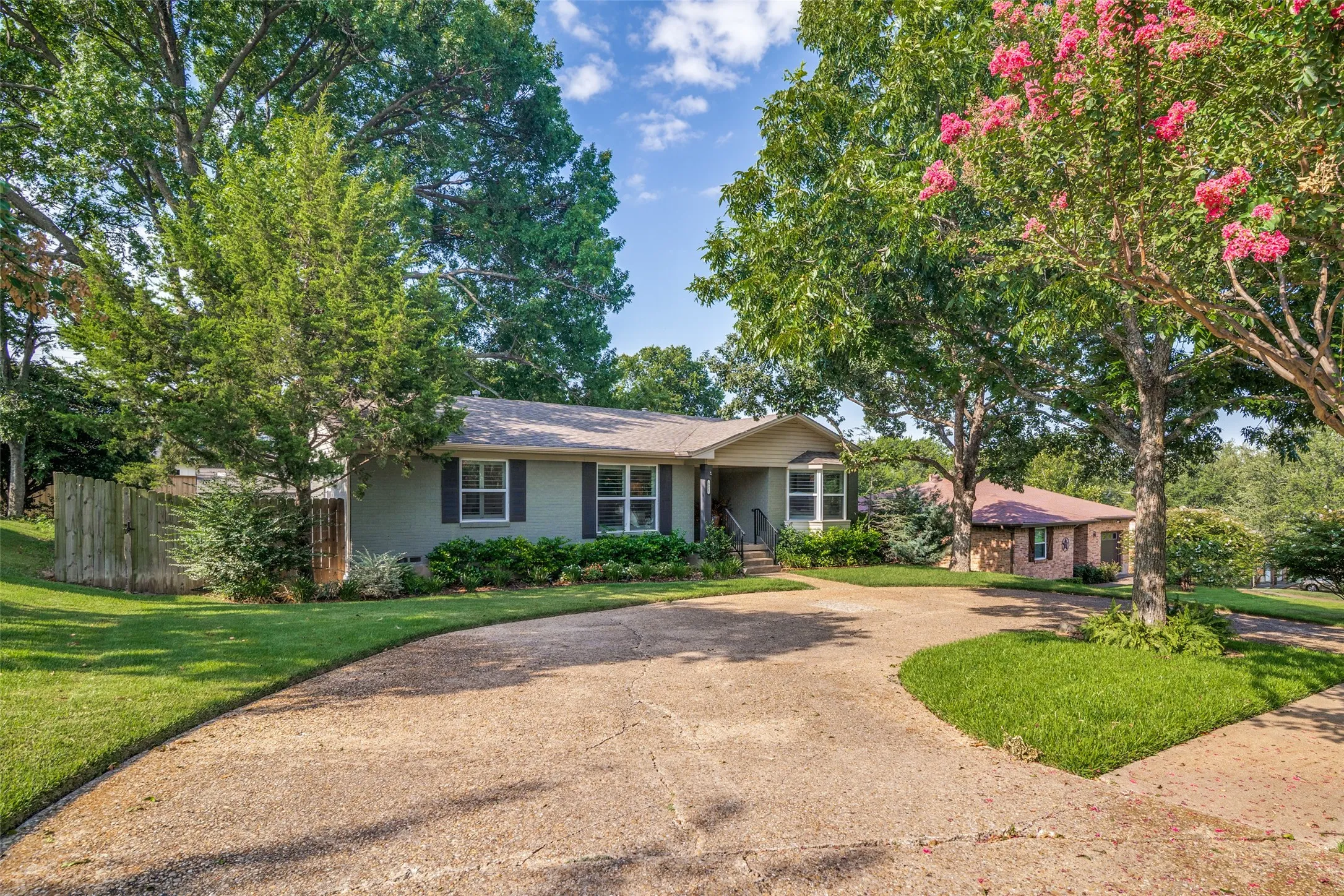 Single Family Residence For Sale in Rockwall County , 321 Westway Drive, Rockwall, Texas 75087, 3 Bedroom, 2 Bathroom, Garage spaces, 1,288 Sqft, built in 1975, mls#21339583, Real Estate Agent in Rockwall, Homes For Sale in Rockwall county, Homes For Sale in Rockwall, Realtor in Rockwall Texas, Real Estate Brokerage Independent Realty Texas, Luminita Cordes Realtor