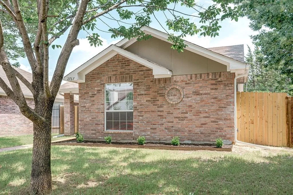 Single Family Residence For Sale in Dallas County , 2767 Oak Bend Lane, Dallas, Texas 75227, 3 Bedroom, 2 Bathroom, Garage spaces, 1,230 Sqft, built in 2000, Price $240,000, mls#21348002, Real Estate Agent in Dallas, Homes For Sale in Dallas county, Homes For Sale in Dallas, Realtor in Dallas Texas, Real Estate Brokerage Independent Realty Texas, Luminita Cordes Realtor