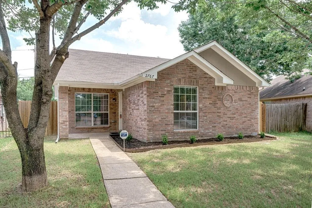 Single Family Residence For Sale in Dallas County , 2767 Oak Bend Lane, Dallas, Texas 75227, 3 Bedroom, 2 Bathroom, Garage spaces, 1,230 Sqft, built in 2000, Price $240,000, mls#21348002, Real Estate Agent in Dallas, Homes For Sale in Dallas county, Homes For Sale in Dallas, Realtor in Dallas Texas, Real Estate Brokerage Independent Realty Texas, Luminita Cordes Realtor