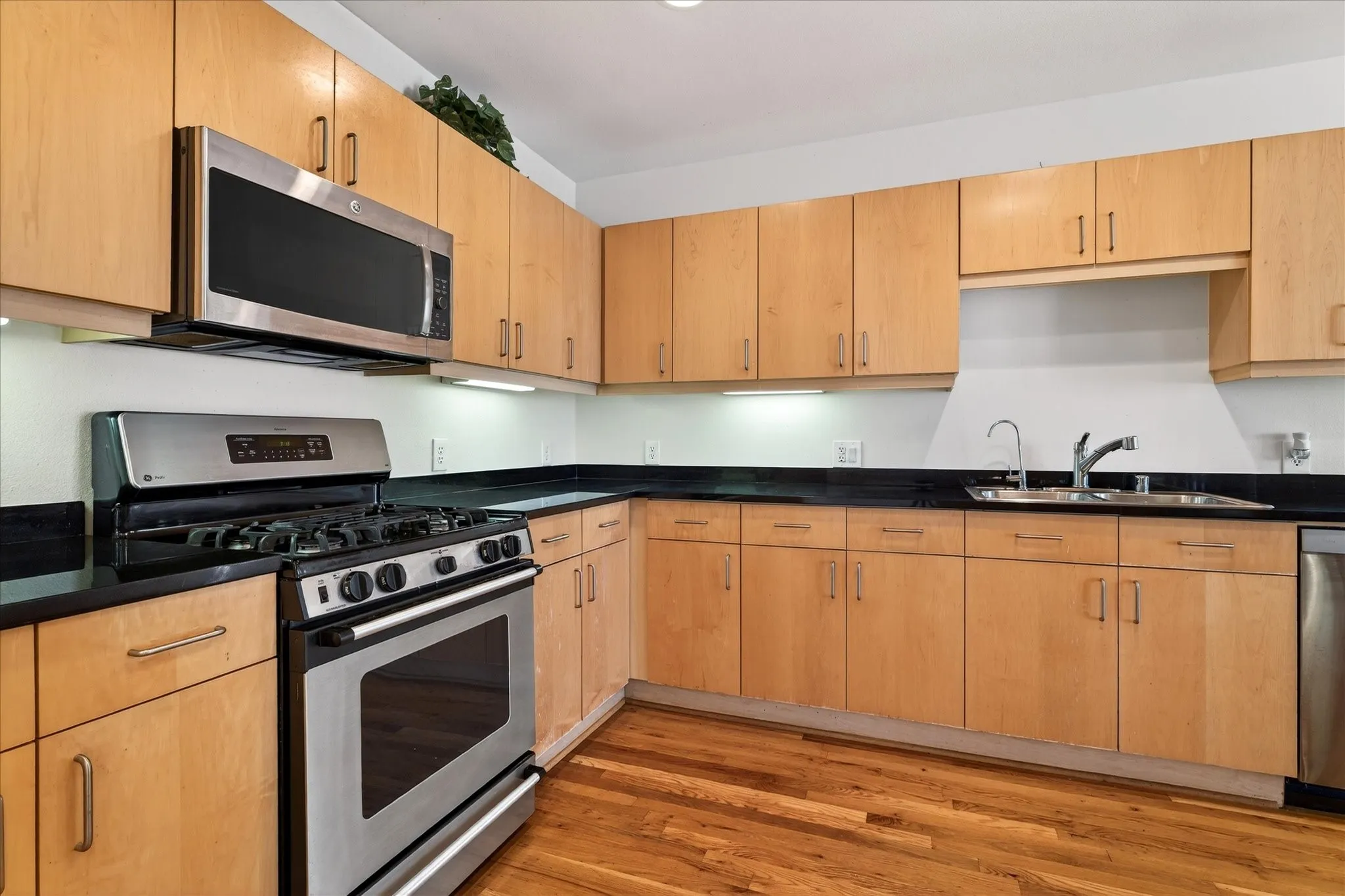 Condominium For Sale in Dallas County , 5055 Addison Circle 409, Addison, Texas 75001, 2 Bedroom, 3 Bathroom, Garage spaces, 1,906 Sqft, built in 2000, mls#21347802, Real Estate Agent in Addison, Homes For Sale in Dallas county, Homes For Sale in Addison, Realtor in Addison Texas, Real Estate Brokerage Independent Realty Texas, Luminita Cordes Realtor