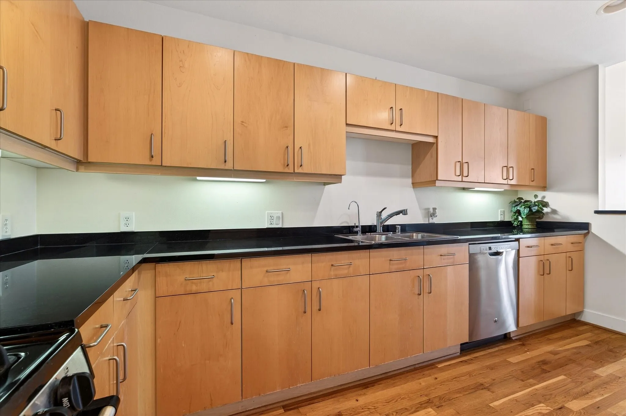 Condominium For Sale in Dallas County , 5055 Addison Circle 409, Addison, Texas 75001, 2 Bedroom, 3 Bathroom, Garage spaces, 1,906 Sqft, built in 2000, mls#21347802, Real Estate Agent in Addison, Homes For Sale in Dallas county, Homes For Sale in Addison, Realtor in Addison Texas, Real Estate Brokerage Independent Realty Texas, Luminita Cordes Realtor