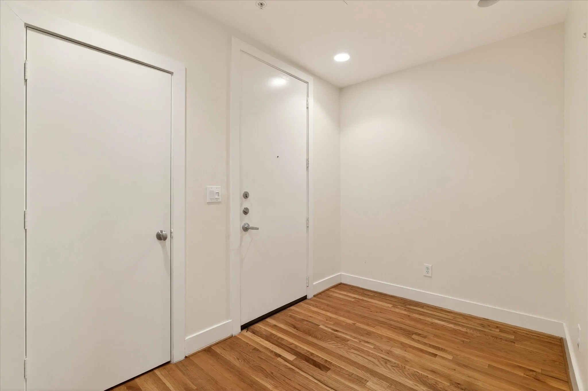 Condominium For Sale in Dallas County , 5055 Addison Circle 409, Addison, Texas 75001, 2 Bedroom, 3 Bathroom, Garage spaces, 1,906 Sqft, built in 2000, mls#21347802, Real Estate Agent in Addison, Homes For Sale in Dallas county, Homes For Sale in Addison, Realtor in Addison Texas, Real Estate Brokerage Independent Realty Texas, Luminita Cordes Realtor