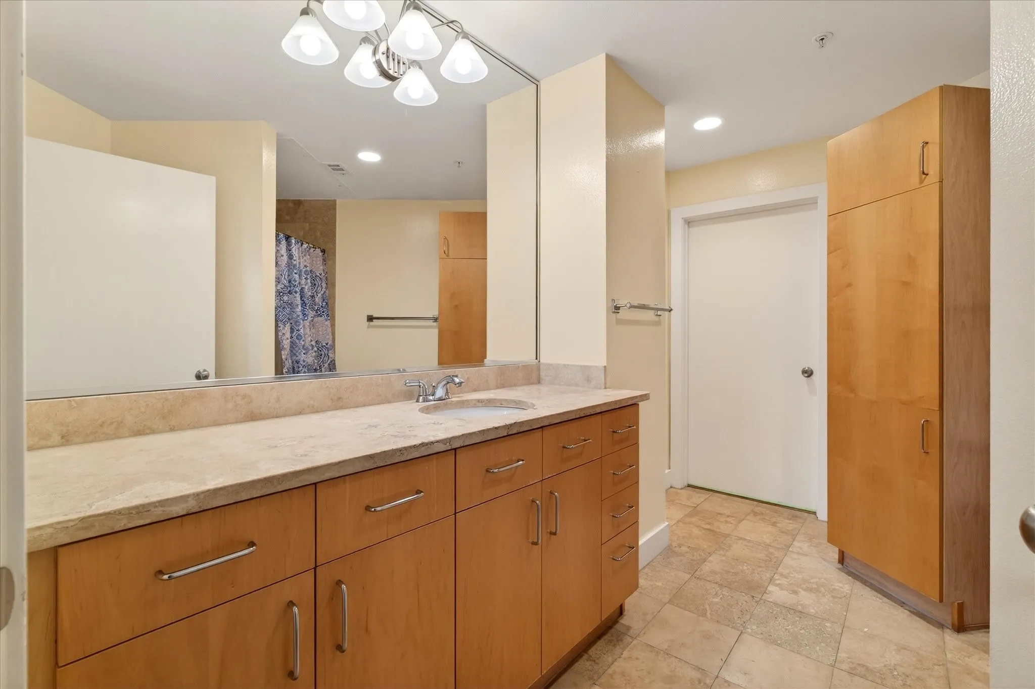 Condominium For Sale in Dallas County , 5055 Addison Circle 409, Addison, Texas 75001, 2 Bedroom, 3 Bathroom, Garage spaces, 1,906 Sqft, built in 2000, mls#21347802, Real Estate Agent in Addison, Homes For Sale in Dallas county, Homes For Sale in Addison, Realtor in Addison Texas, Real Estate Brokerage Independent Realty Texas, Luminita Cordes Realtor