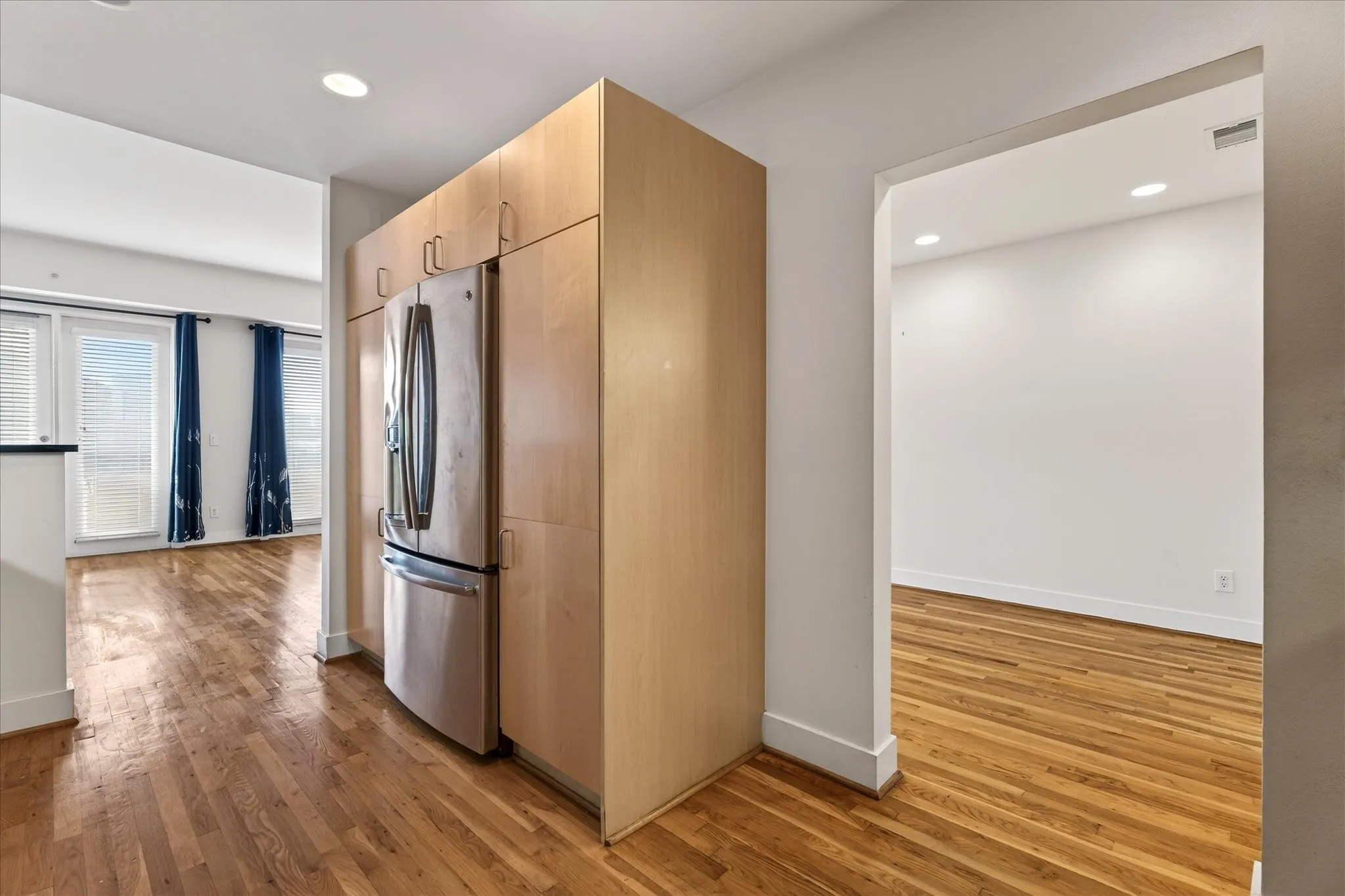 Condominium For Sale in Dallas County , 5055 Addison Circle 409, Addison, Texas 75001, 2 Bedroom, 3 Bathroom, Garage spaces, 1,906 Sqft, built in 2000, mls#21347802, Real Estate Agent in Addison, Homes For Sale in Dallas county, Homes For Sale in Addison, Realtor in Addison Texas, Real Estate Brokerage Independent Realty Texas, Luminita Cordes Realtor