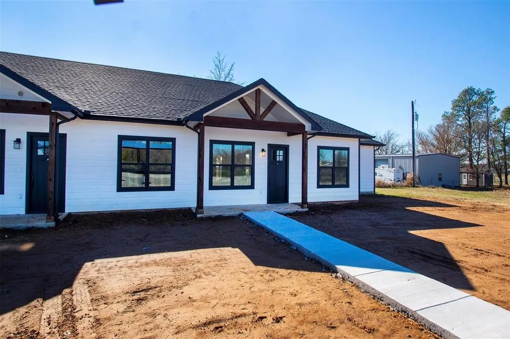 Townhouse For Rent in Grayson County , 20494 US Highway 377 A, Whitesboro, Texas 76273, 3 Bedrooms, 2 Bathrooms, Garage spaces, 1,314 Sqft, built in 2023, Price $1,600, mls#21348009, Real Estate Agent in Whitesboro, Homes For Rent in Grayson county, Homes For Rent in Whitesboro, Realtor in Whitesboro Texas, Real Estate Brokerage Independent Realty Texas, Luminita Cordes Realtor