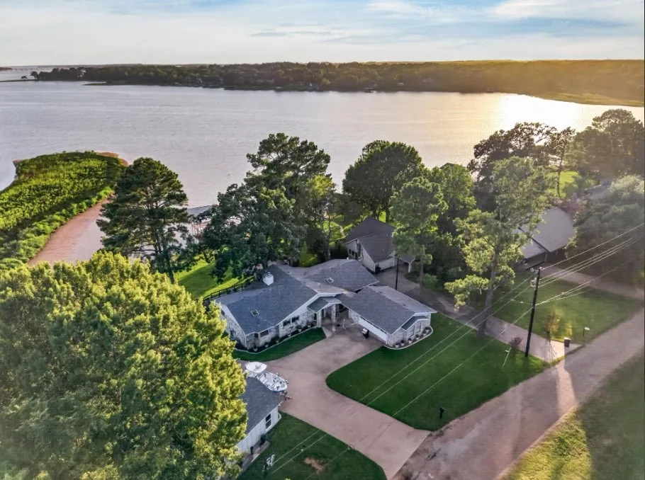 Single Family Residence For Sale in Henderson County , 148 Vista Drive, Eustace, Texas 75124, 6 Bedroom, 4 Bathroom, 2 Garage spaces, 3,002 Sqft, built in 1978, mls#21333968, Real Estate Agent in Eustace, Homes For Sale in Henderson county, Homes For Sale in Eustace, Realtor in Eustace Texas, Real Estate Brokerage Independent Realty Texas, Luminita Cordes Realtor