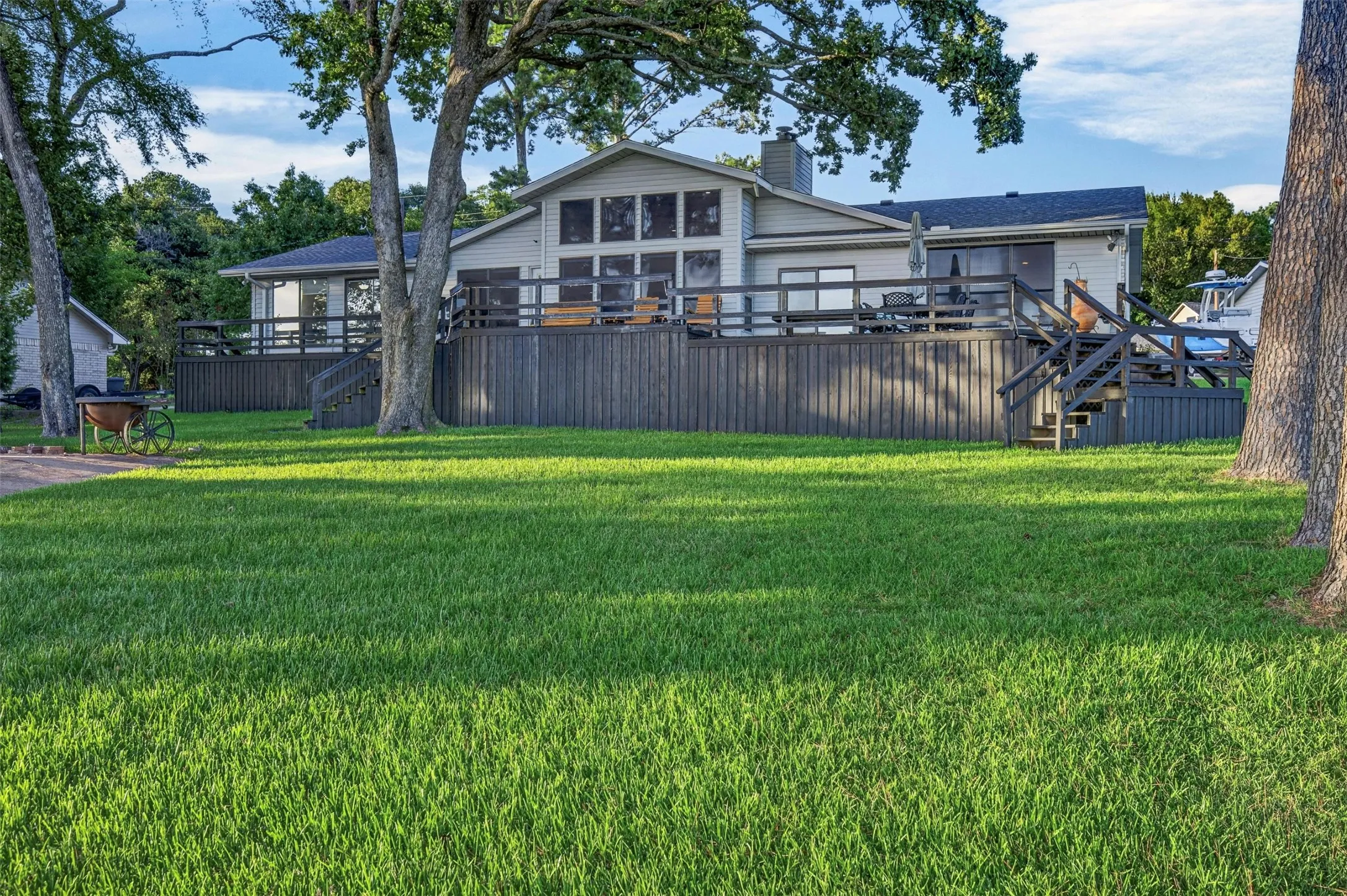 Single Family Residence For Sale in Henderson County , 148 Vista Drive, Eustace, Texas 75124, 6 Bedroom, 4 Bathroom, 2 Garage spaces, 3,002 Sqft, built in 1978, mls#21333968, Real Estate Agent in Eustace, Homes For Sale in Henderson county, Homes For Sale in Eustace, Realtor in Eustace Texas, Real Estate Brokerage Independent Realty Texas, Luminita Cordes Realtor