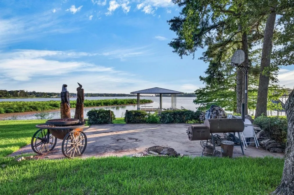 Single Family Residence For Sale in Henderson County , 148 Vista Drive, Eustace, Texas 75124, 6 Bedroom, 4 Bathroom, 2 Garage spaces, 3,002 Sqft, built in 1978, mls#21333968, Real Estate Agent in Eustace, Homes For Sale in Henderson county, Homes For Sale in Eustace, Realtor in Eustace Texas, Real Estate Brokerage Independent Realty Texas, Luminita Cordes Realtor