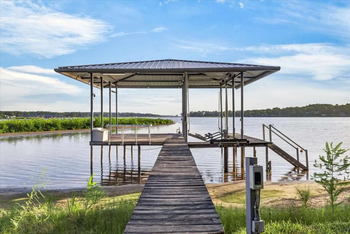 Single Family Residence For Sale in Henderson County , 148 Vista Drive, Eustace, Texas 75124, 6 Bedroom, 4 Bathroom, 2 Garage spaces, 3,002 Sqft, built in 1978, mls#21333968, Real Estate Agent in Eustace, Homes For Sale in Henderson county, Homes For Sale in Eustace, Realtor in Eustace Texas, Real Estate Brokerage Independent Realty Texas, Luminita Cordes Realtor
