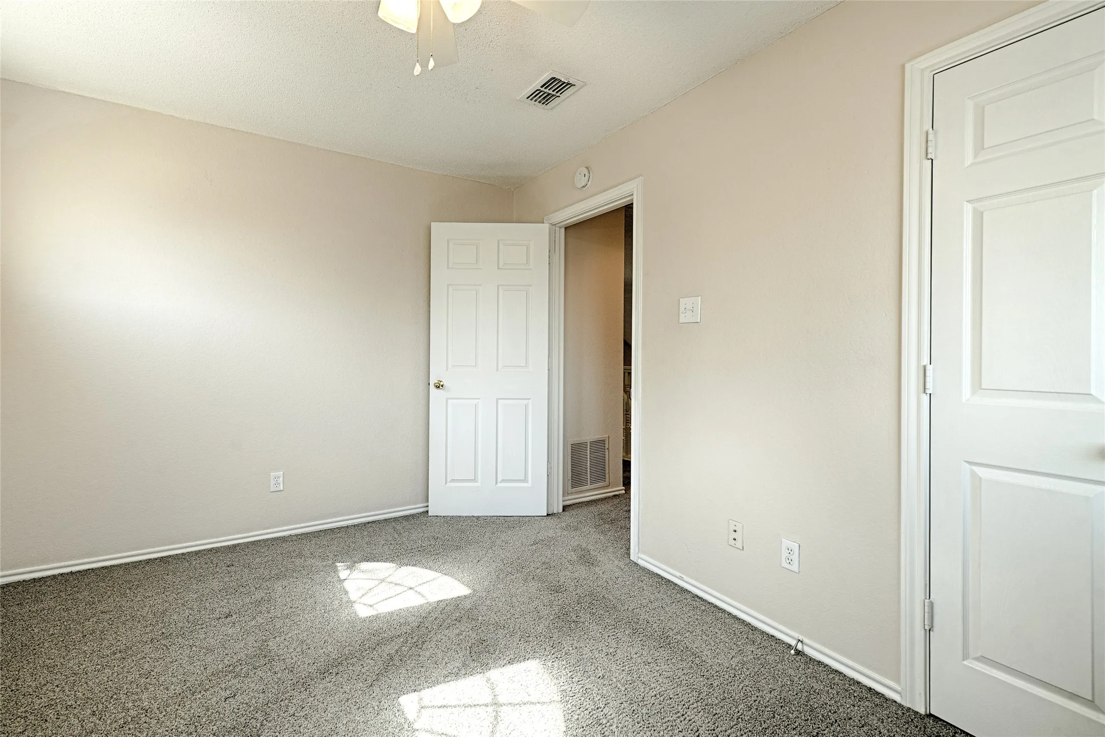 Single Family Residence For Sale in Denton County , 3231 Renaissance Drive, Dallas, Texas 75287, 3 Bedroom, 3 Bathroom, 2 Garage spaces, 1,704 Sqft, built in 1991, mls#21347756, Real Estate Agent in Dallas, Homes For Sale in Denton county, Homes For Sale in Dallas, Realtor in Dallas Texas, Real Estate Brokerage Independent Realty Texas, Luminita Cordes Realtor