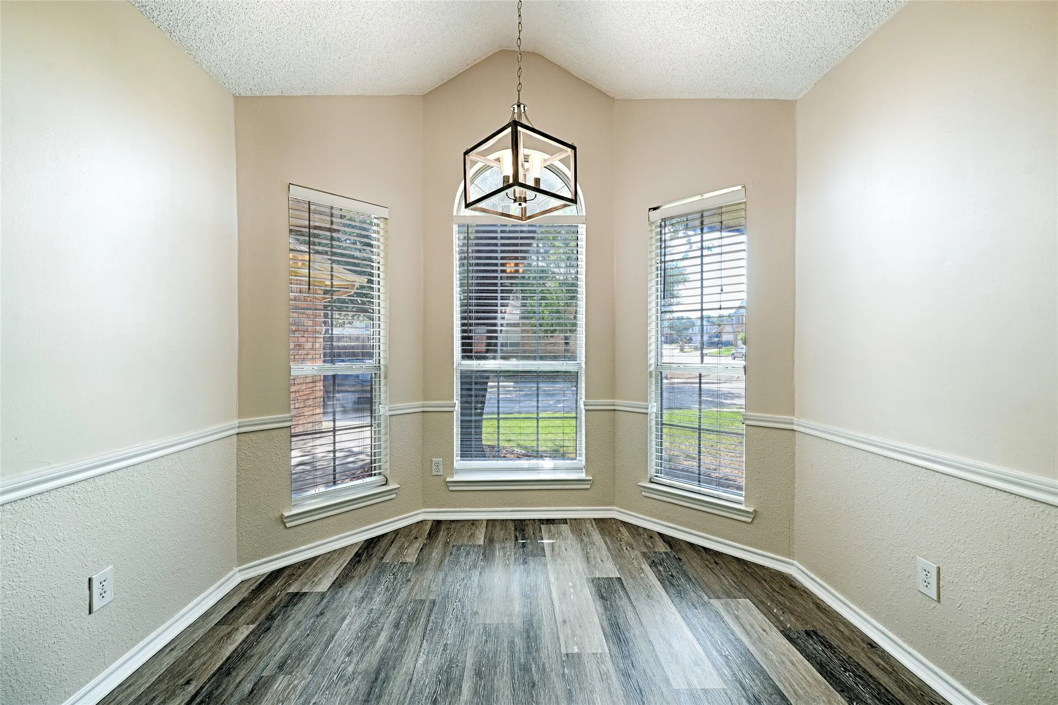 Single Family Residence For Sale in Denton County , 3231 Renaissance Drive, Dallas, Texas 75287, 3 Bedroom, 3 Bathroom, 2 Garage spaces, 1,704 Sqft, built in 1991, mls#21347756, Real Estate Agent in Dallas, Homes For Sale in Denton county, Homes For Sale in Dallas, Realtor in Dallas Texas, Real Estate Brokerage Independent Realty Texas, Luminita Cordes Realtor
