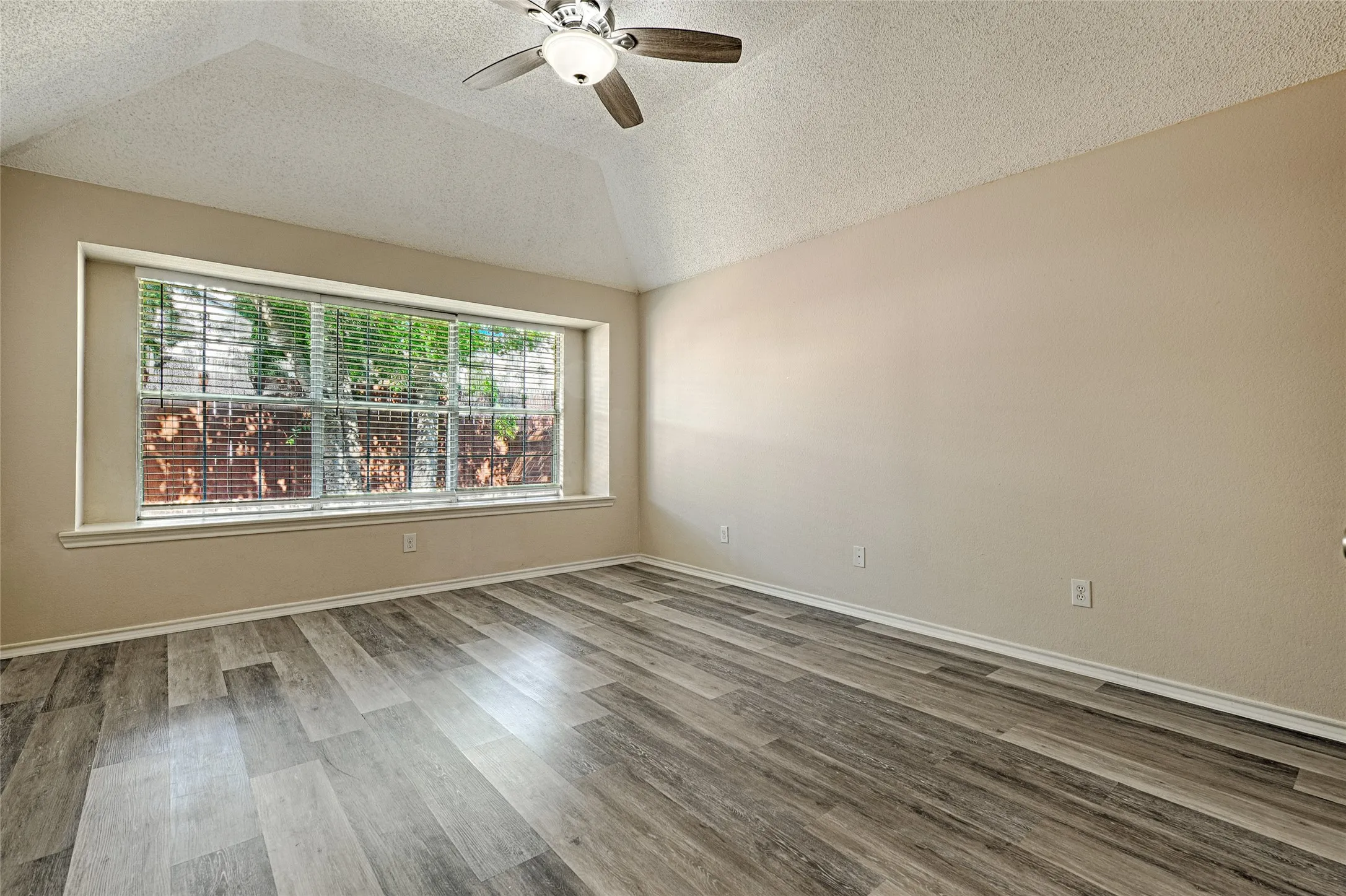 Single Family Residence For Sale in Denton County , 3231 Renaissance Drive, Dallas, Texas 75287, 3 Bedroom, 3 Bathroom, 2 Garage spaces, 1,704 Sqft, built in 1991, mls#21347756, Real Estate Agent in Dallas, Homes For Sale in Denton county, Homes For Sale in Dallas, Realtor in Dallas Texas, Real Estate Brokerage Independent Realty Texas, Luminita Cordes Realtor