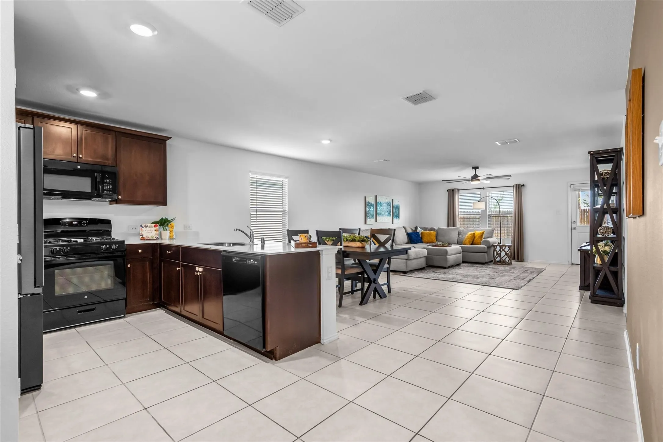 Single Family Residence For Sale in Denton County , 404 Ranchito Pass, Fort Worth, Texas 76052, 3 Bedroom, 2 Bathroom, 2 Garage spaces, 1,487 Sqft, built in 2022, mls#21347922, Real Estate Agent in Fort Worth, Homes For Sale in Denton county, Homes For Sale in Fort Worth, Realtor in Fort Worth Texas, Real Estate Brokerage Independent Realty Texas, Luminita Cordes Realtor
