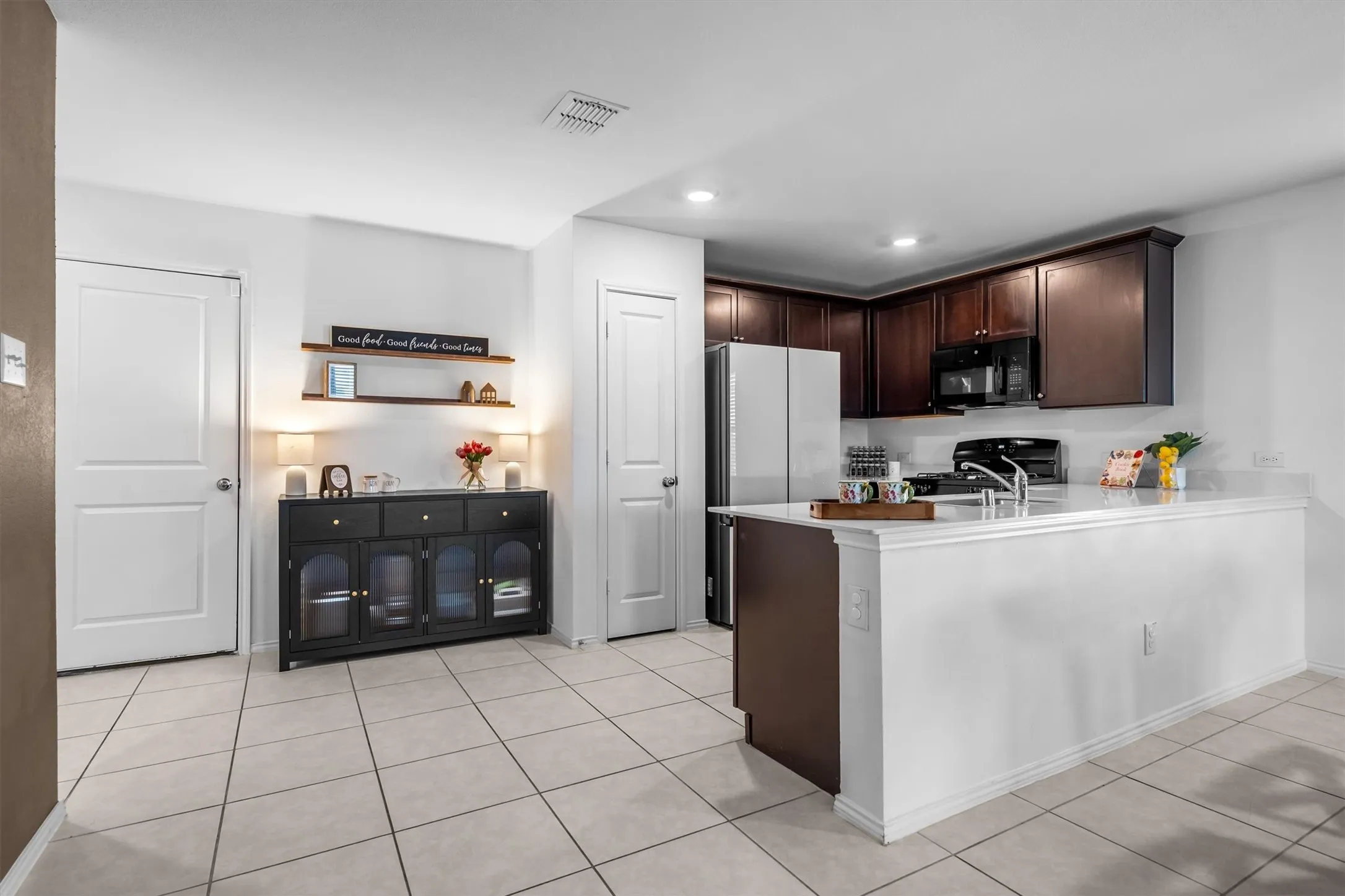 Single Family Residence For Sale in Denton County , 404 Ranchito Pass, Fort Worth, Texas 76052, 3 Bedroom, 2 Bathroom, 2 Garage spaces, 1,487 Sqft, built in 2022, mls#21347922, Real Estate Agent in Fort Worth, Homes For Sale in Denton county, Homes For Sale in Fort Worth, Realtor in Fort Worth Texas, Real Estate Brokerage Independent Realty Texas, Luminita Cordes Realtor