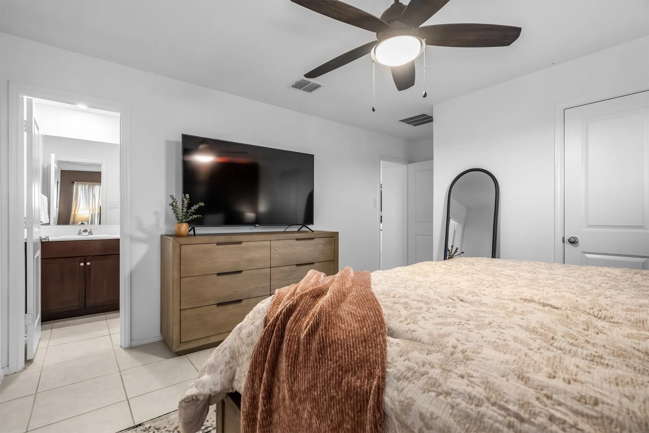 Single Family Residence For Sale in Denton County , 404 Ranchito Pass, Fort Worth, Texas 76052, 3 Bedroom, 2 Bathroom, 2 Garage spaces, 1,487 Sqft, built in 2022, mls#21347922, Real Estate Agent in Fort Worth, Homes For Sale in Denton county, Homes For Sale in Fort Worth, Realtor in Fort Worth Texas, Real Estate Brokerage Independent Realty Texas, Luminita Cordes Realtor