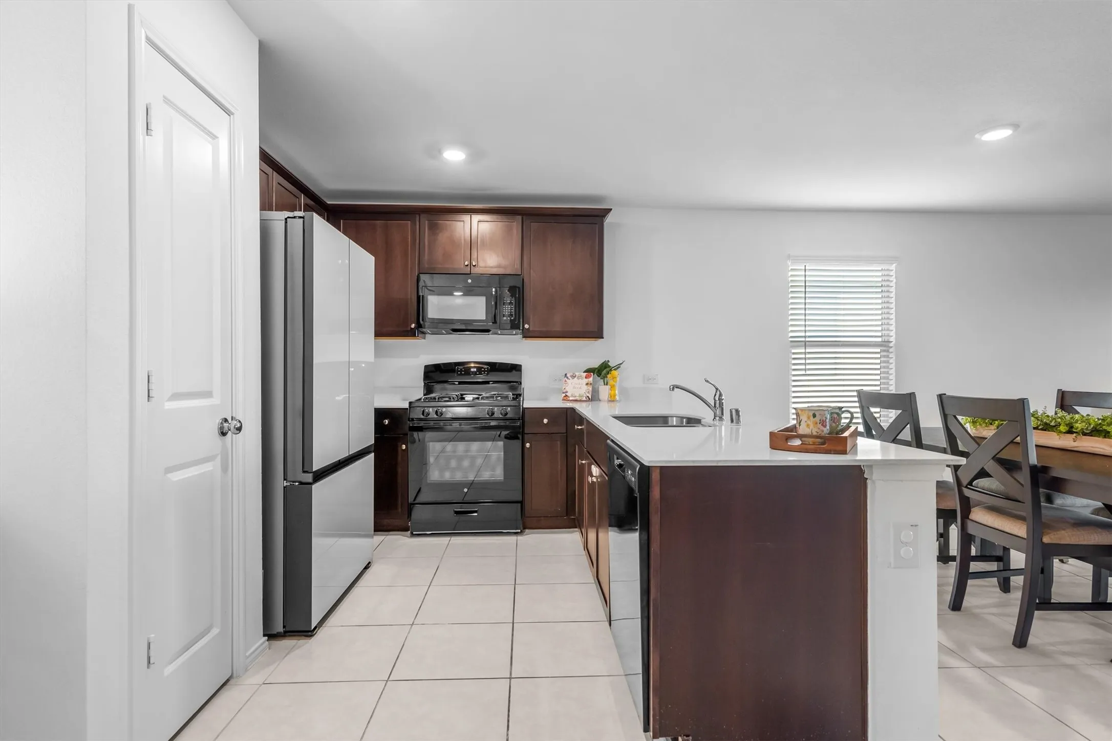 Single Family Residence For Sale in Denton County , 404 Ranchito Pass, Fort Worth, Texas 76052, 3 Bedroom, 2 Bathroom, 2 Garage spaces, 1,487 Sqft, built in 2022, mls#21347922, Real Estate Agent in Fort Worth, Homes For Sale in Denton county, Homes For Sale in Fort Worth, Realtor in Fort Worth Texas, Real Estate Brokerage Independent Realty Texas, Luminita Cordes Realtor