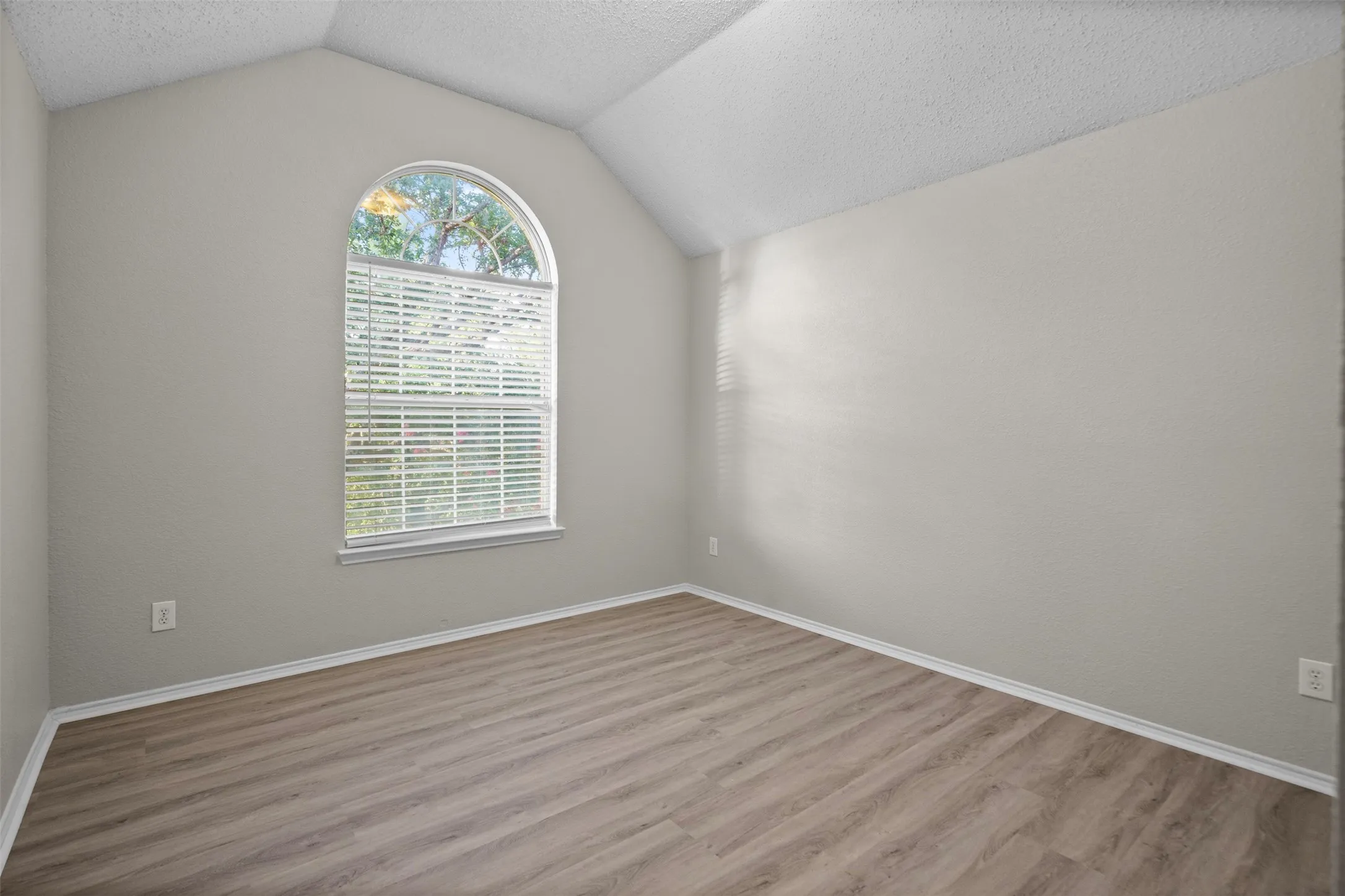 Single Family Residence For Sale in Collin County , 7145 Waterlily Lane, Frisco, Texas 75033, 5 Bedroom, 2 Bathroom, 2 Garage spaces, 2,455 Sqft, built in 2001, mls#21348042, Real Estate Agent in Frisco, Homes For Sale in Collin county, Homes For Sale in Frisco, Realtor in Frisco Texas, Real Estate Brokerage Independent Realty Texas, Luminita Cordes Realtor