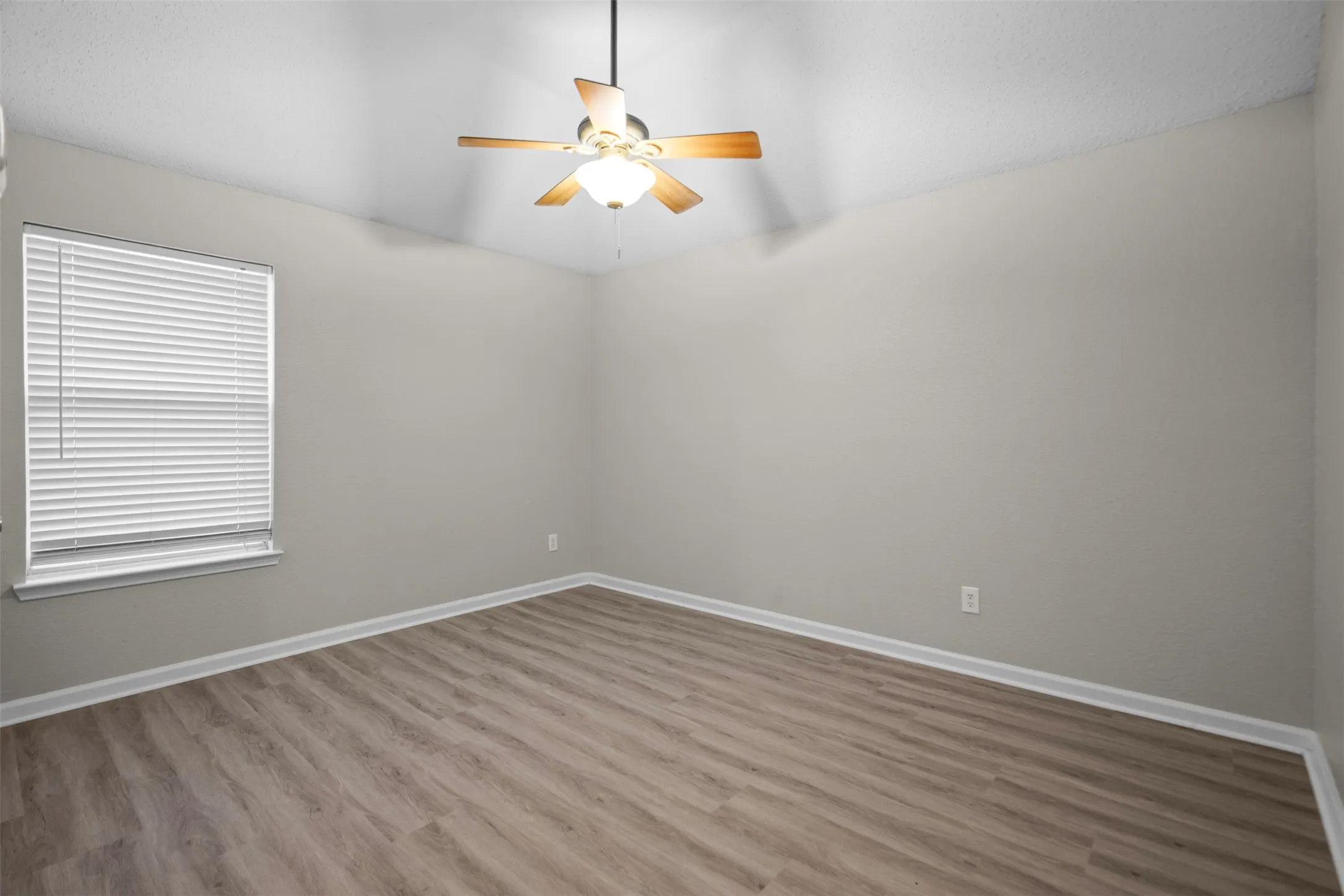 Single Family Residence For Sale in Collin County , 7145 Waterlily Lane, Frisco, Texas 75033, 5 Bedroom, 2 Bathroom, 2 Garage spaces, 2,455 Sqft, built in 2001, mls#21348042, Real Estate Agent in Frisco, Homes For Sale in Collin county, Homes For Sale in Frisco, Realtor in Frisco Texas, Real Estate Brokerage Independent Realty Texas, Luminita Cordes Realtor