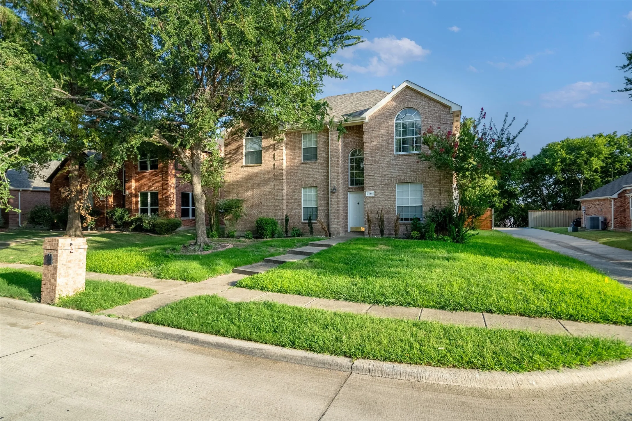 Single Family Residence For Sale in Collin County , 7145 Waterlily Lane, Frisco, Texas 75033, 5 Bedroom, 2 Bathroom, 2 Garage spaces, 2,455 Sqft, built in 2001, mls#21348042, Real Estate Agent in Frisco, Homes For Sale in Collin county, Homes For Sale in Frisco, Realtor in Frisco Texas, Real Estate Brokerage Independent Realty Texas, Luminita Cordes Realtor
