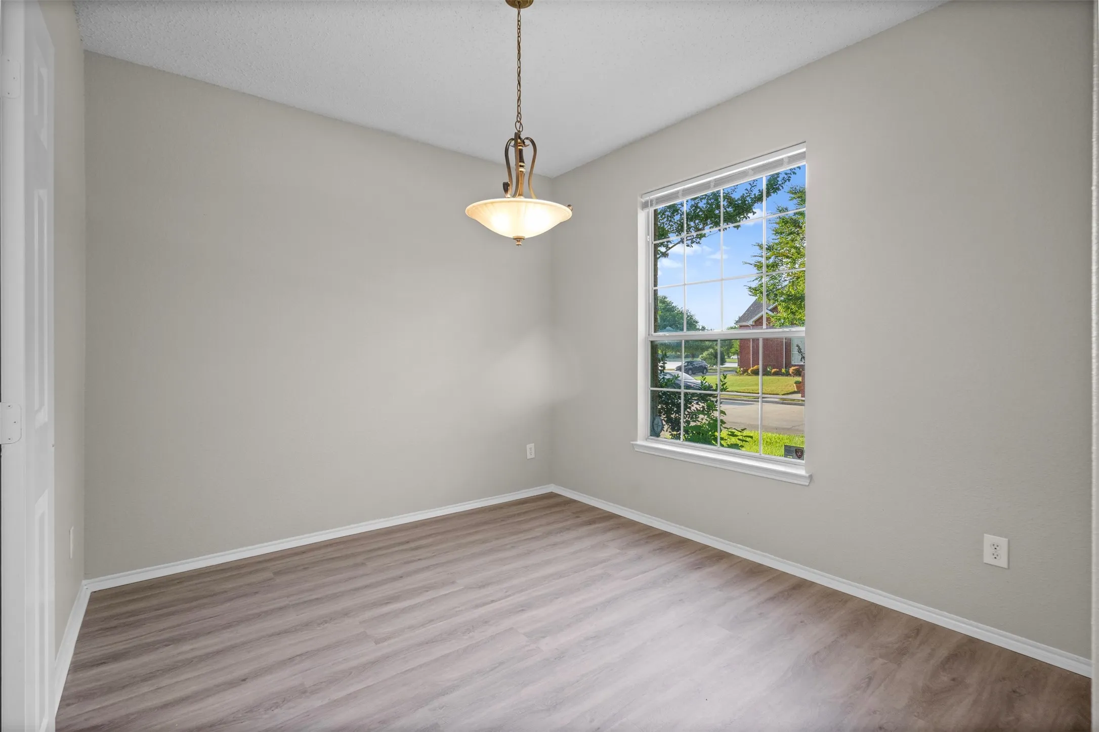 Single Family Residence For Sale in Collin County , 7145 Waterlily Lane, Frisco, Texas 75033, 5 Bedroom, 2 Bathroom, 2 Garage spaces, 2,455 Sqft, built in 2001, mls#21348042, Real Estate Agent in Frisco, Homes For Sale in Collin county, Homes For Sale in Frisco, Realtor in Frisco Texas, Real Estate Brokerage Independent Realty Texas, Luminita Cordes Realtor