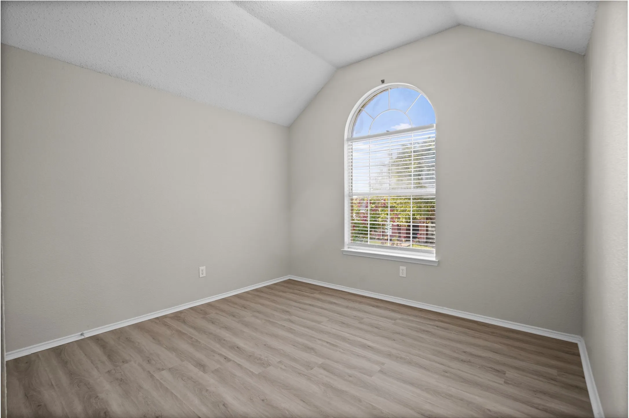 Single Family Residence For Sale in Collin County , 7145 Waterlily Lane, Frisco, Texas 75033, 5 Bedroom, 2 Bathroom, 2 Garage spaces, 2,455 Sqft, built in 2001, mls#21348042, Real Estate Agent in Frisco, Homes For Sale in Collin county, Homes For Sale in Frisco, Realtor in Frisco Texas, Real Estate Brokerage Independent Realty Texas, Luminita Cordes Realtor