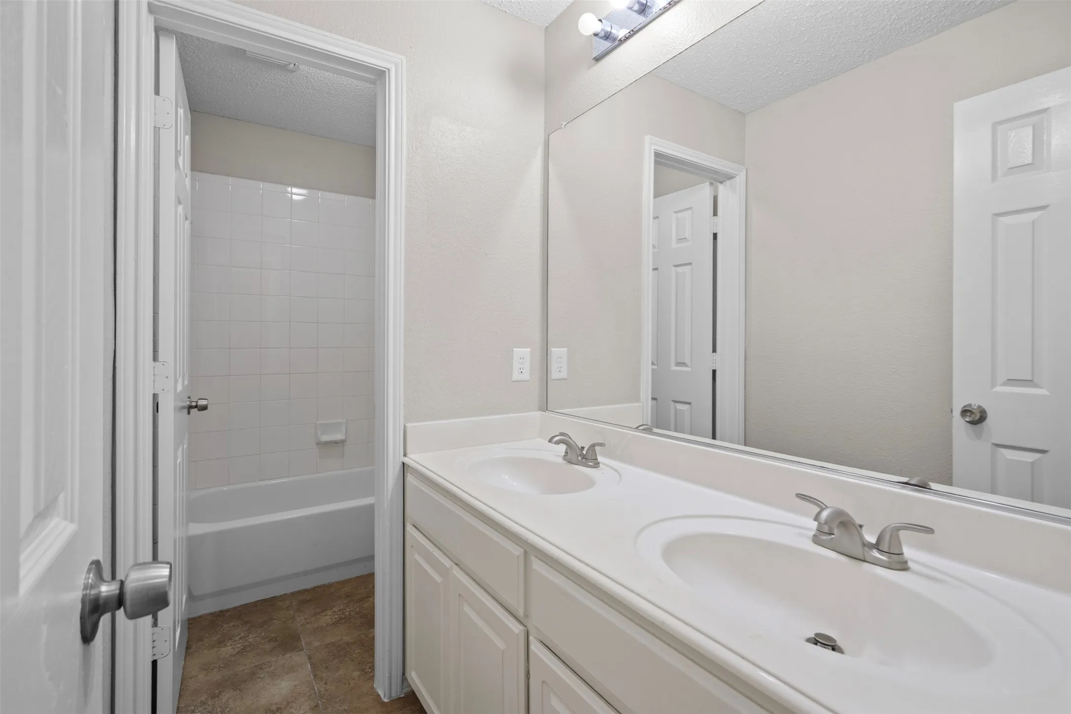 Single Family Residence For Sale in Collin County , 7145 Waterlily Lane, Frisco, Texas 75033, 5 Bedroom, 2 Bathroom, 2 Garage spaces, 2,455 Sqft, built in 2001, mls#21348042, Real Estate Agent in Frisco, Homes For Sale in Collin county, Homes For Sale in Frisco, Realtor in Frisco Texas, Real Estate Brokerage Independent Realty Texas, Luminita Cordes Realtor