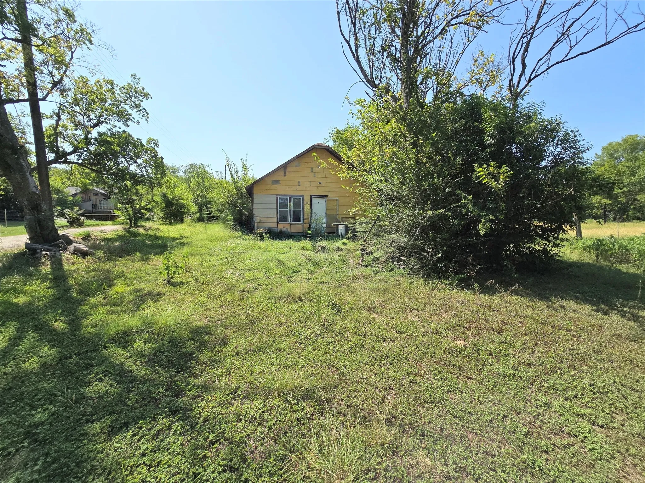 Single Family Residence For Sale in Hill County , 700 SW 3rd Street, Hubbard, Texas 76648, 2 Bedroom, 1 Bathroom, Garage spaces, 928 Sqft, built in 1920, mls#21347368, Real Estate Agent in Hubbard, Homes For Sale in Hill county, Homes For Sale in Hubbard, Realtor in Hubbard Texas, Real Estate Brokerage Independent Realty Texas, Luminita Cordes Realtor