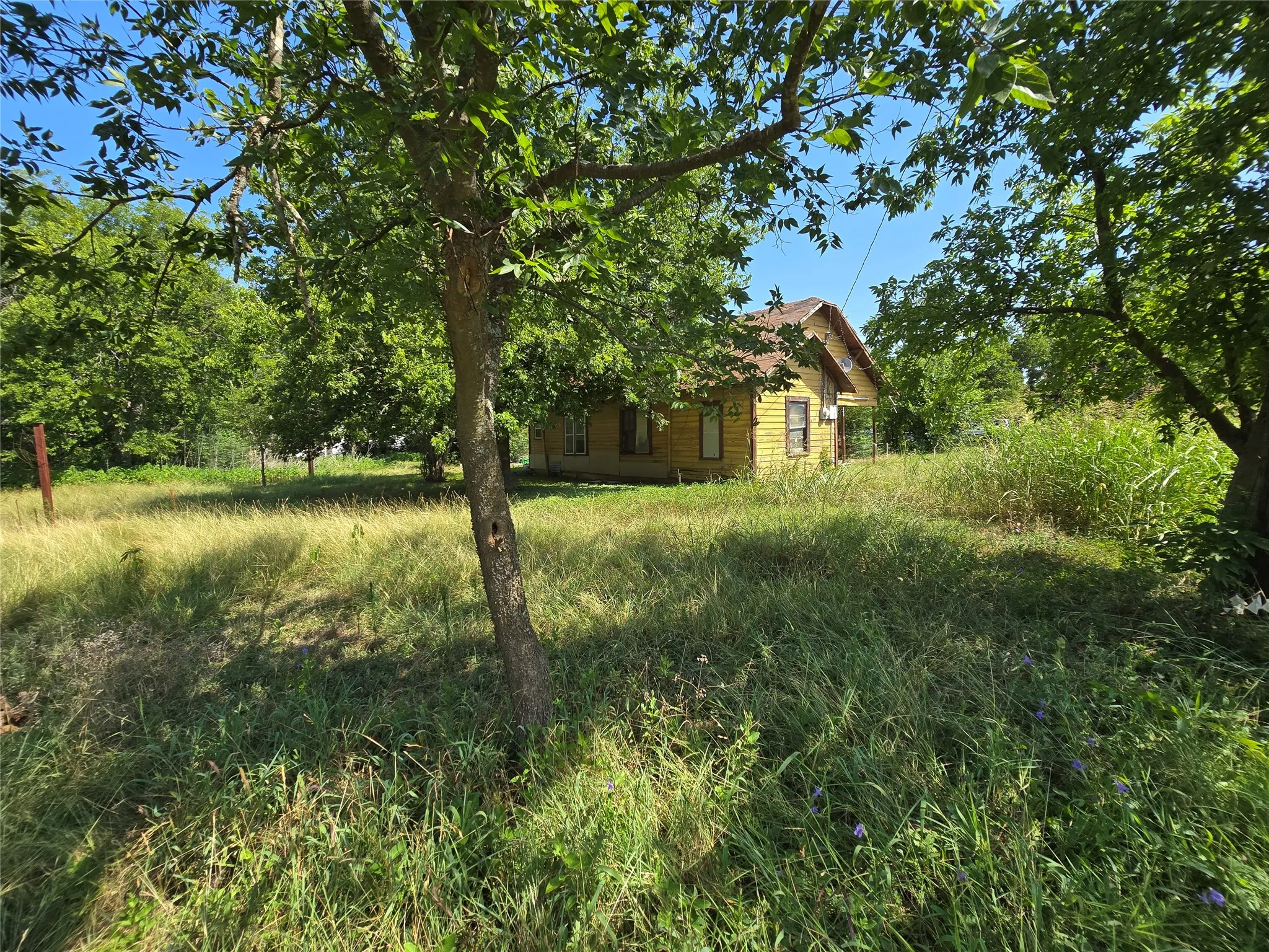 Single Family Residence For Sale in Hill County , 700 SW 3rd Street, Hubbard, Texas 76648, 2 Bedroom, 1 Bathroom, Garage spaces, 928 Sqft, built in 1920, mls#21347368, Real Estate Agent in Hubbard, Homes For Sale in Hill county, Homes For Sale in Hubbard, Realtor in Hubbard Texas, Real Estate Brokerage Independent Realty Texas, Luminita Cordes Realtor