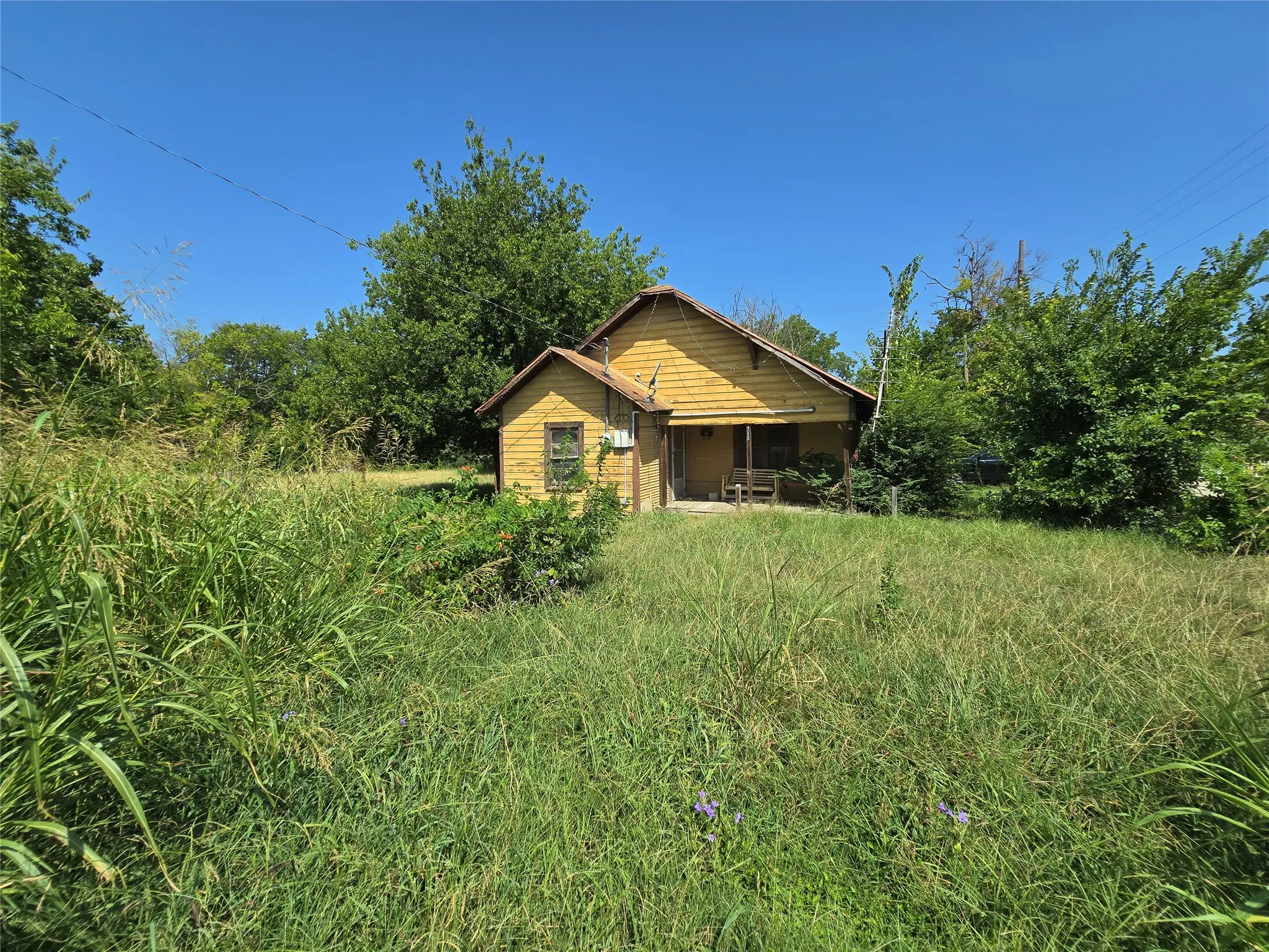Single Family Residence For Sale in Hill County , 700 SW 3rd Street, Hubbard, Texas 76648, 2 Bedroom, 1 Bathroom, Garage spaces, 928 Sqft, built in 1920, mls#21347368, Real Estate Agent in Hubbard, Homes For Sale in Hill county, Homes For Sale in Hubbard, Realtor in Hubbard Texas, Real Estate Brokerage Independent Realty Texas, Luminita Cordes Realtor