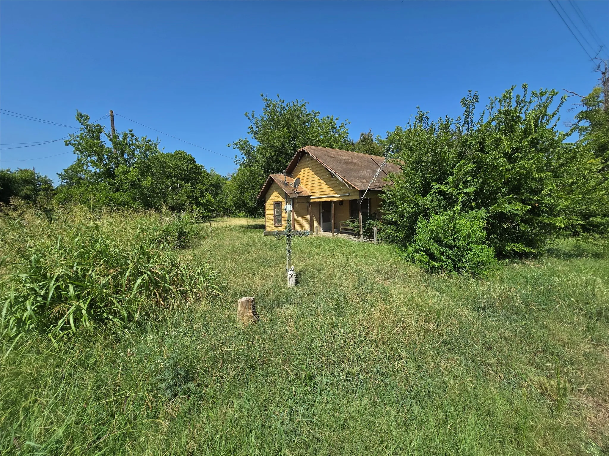 Single Family Residence For Sale in Hill County , 700 SW 3rd Street, Hubbard, Texas 76648, 2 Bedroom, 1 Bathroom, Garage spaces, 928 Sqft, built in 1920, mls#21347368, Real Estate Agent in Hubbard, Homes For Sale in Hill county, Homes For Sale in Hubbard, Realtor in Hubbard Texas, Real Estate Brokerage Independent Realty Texas, Luminita Cordes Realtor