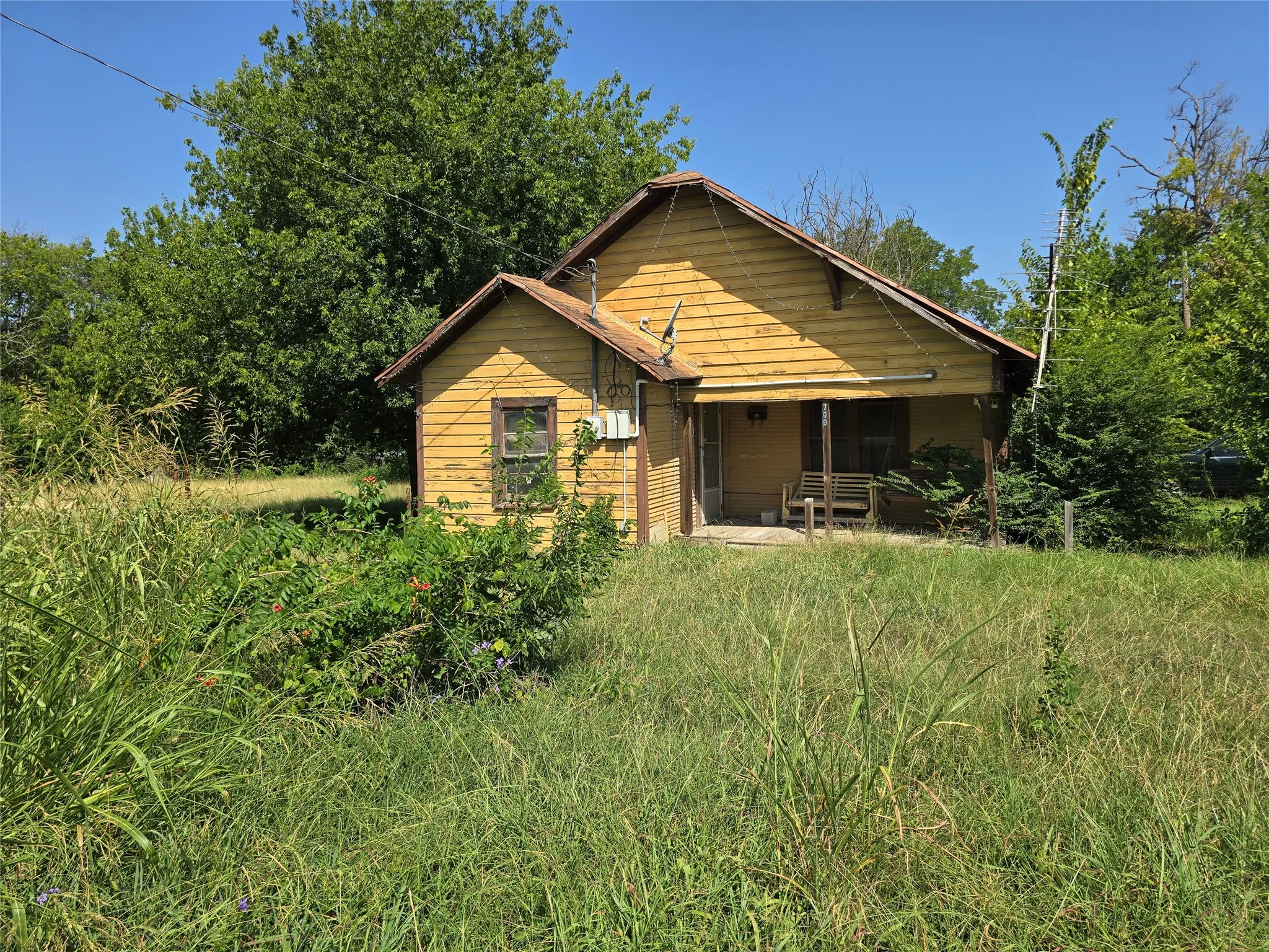 Single Family Residence For Sale in Hill County , 700 SW 3rd Street, Hubbard, Texas 76648, 2 Bedroom, 1 Bathroom, Garage spaces, 928 Sqft, built in 1920, mls#21347368, Real Estate Agent in Hubbard, Homes For Sale in Hill county, Homes For Sale in Hubbard, Realtor in Hubbard Texas, Real Estate Brokerage Independent Realty Texas, Luminita Cordes Realtor