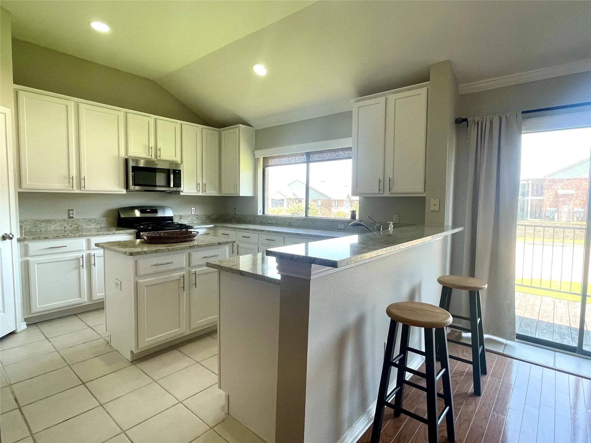 Kitchen with breakfast bar