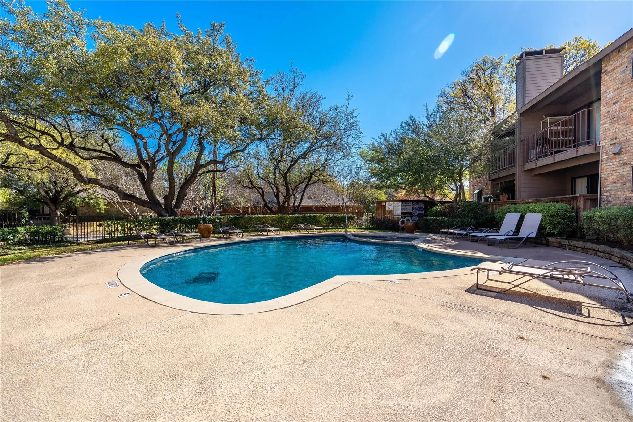 Condominium For Rent in Dallas County , 15221 Berry Trail 305, Dallas, Texas 75248, 2 Bedroom, 2 Bathroom, Garage spaces, 1,052 Sqft, built in 1981, mls#21348054, Real Estate Agent in Dallas, Homes For Rent in Dallas county, Homes For Rent in Dallas, Realtor in Dallas Texas, Real Estate Brokerage Independent Realty Texas, Luminita Cordes Realtor
