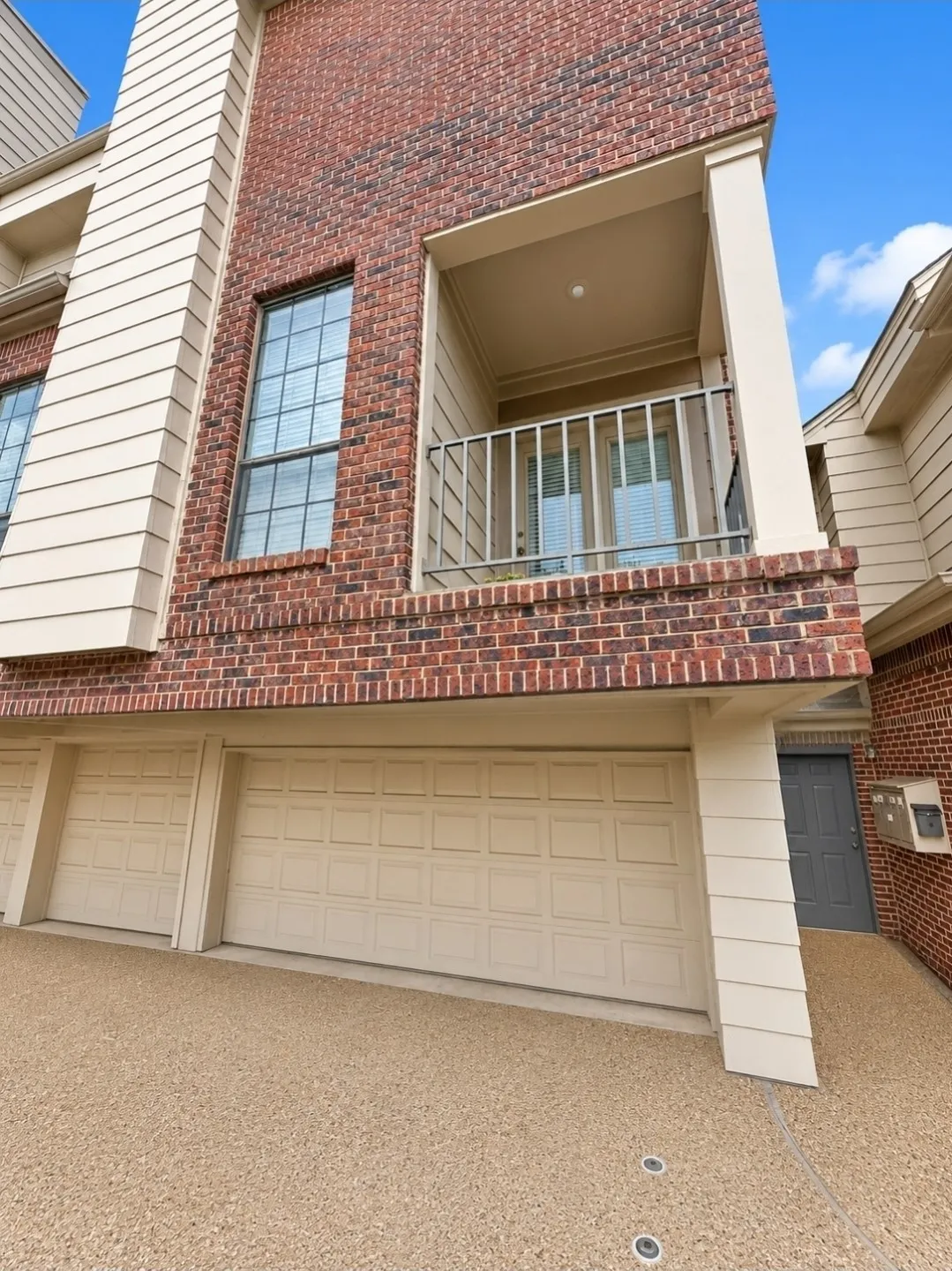 Townhouse For Rent in Dallas County , 3537 Normandy Avenue B, Highland Park, Texas 75205, 2 Bedroom, 3 Bathroom, 2 Garage spaces, 1,217 Sqft, built in 1985, mls#21348060, Real Estate Agent in Highland Park, Homes For Rent in Dallas county, Homes For Rent in Highland Park, Realtor in Highland Park Texas, Real Estate Brokerage Independent Realty Texas, Luminita Cordes Realtor