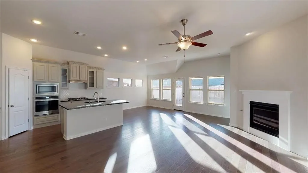 Single Family Residence For Rent in Denton County , 1716 Yellowthroat Drive, Little Elm, Texas 75068, 4 Bedroom, 2 Bathroom, 2 Garage spaces, 2,023 Sqft, built in 2018, mls#21348073, Real Estate Agent in Little Elm, Homes For Rent in Denton county, Homes For Rent in Little Elm, Realtor in Little Elm Texas, Real Estate Brokerage Independent Realty Texas, Luminita Cordes Realtor