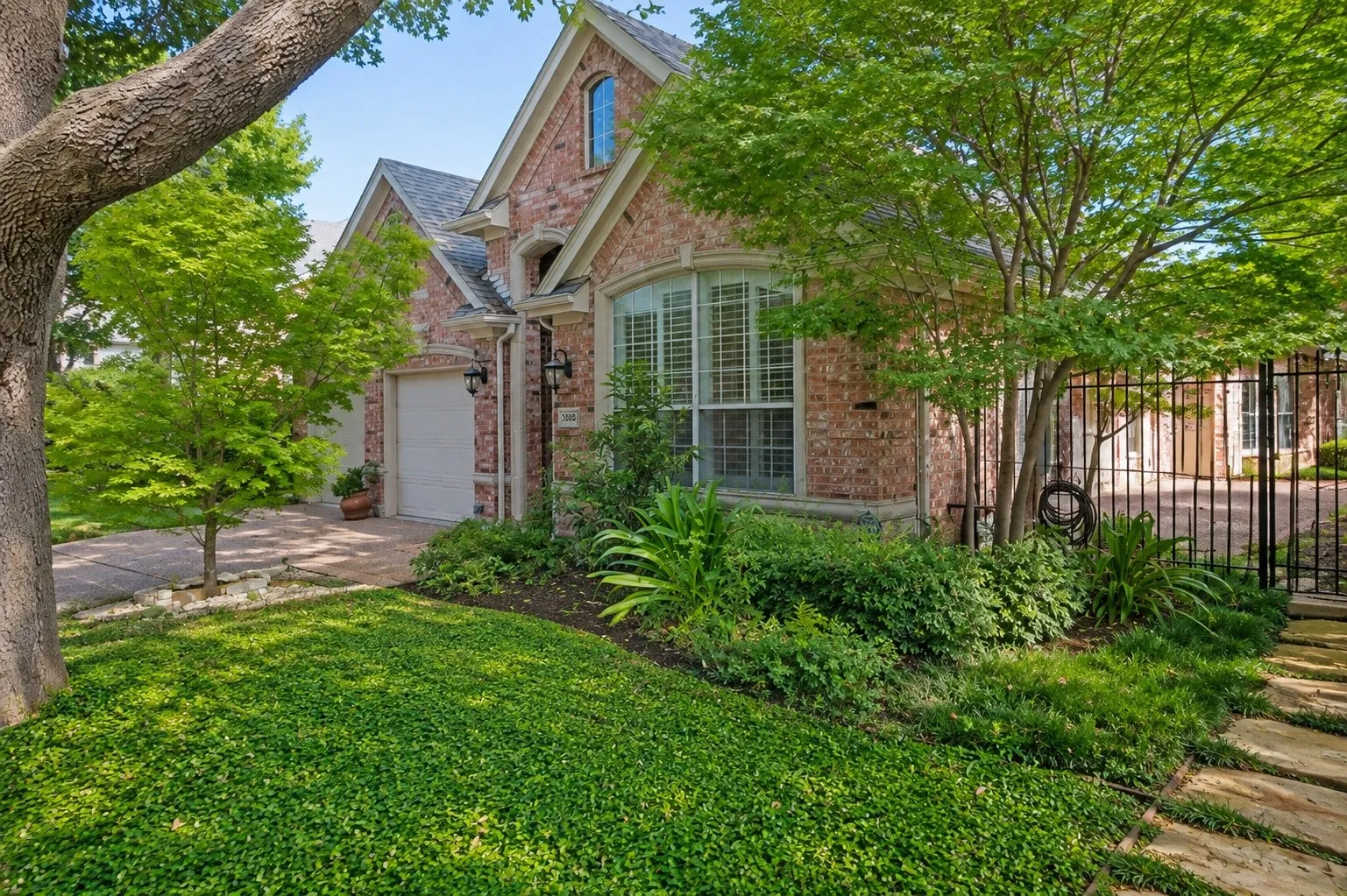 Single Family Residence For Sale in Dallas County , 3785 Park Place, Addison, Texas 75001, 3 Bedroom, 3 Bathroom, 2 Garage spaces, 2,278 Sqft, built in 1994, mls#21348039, Real Estate Agent in Addison, Homes For Sale in Dallas county, Homes For Sale in Addison, Realtor in Addison Texas, Real Estate Brokerage Independent Realty Texas, Luminita Cordes Realtor