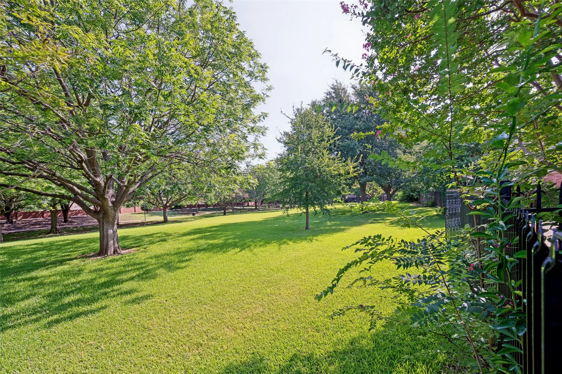Single Family Residence For Sale in Dallas County , 3785 Park Place, Addison, Texas 75001, 3 Bedroom, 3 Bathroom, 2 Garage spaces, 2,278 Sqft, built in 1994, mls#21348039, Real Estate Agent in Addison, Homes For Sale in Dallas county, Homes For Sale in Addison, Realtor in Addison Texas, Real Estate Brokerage Independent Realty Texas, Luminita Cordes Realtor