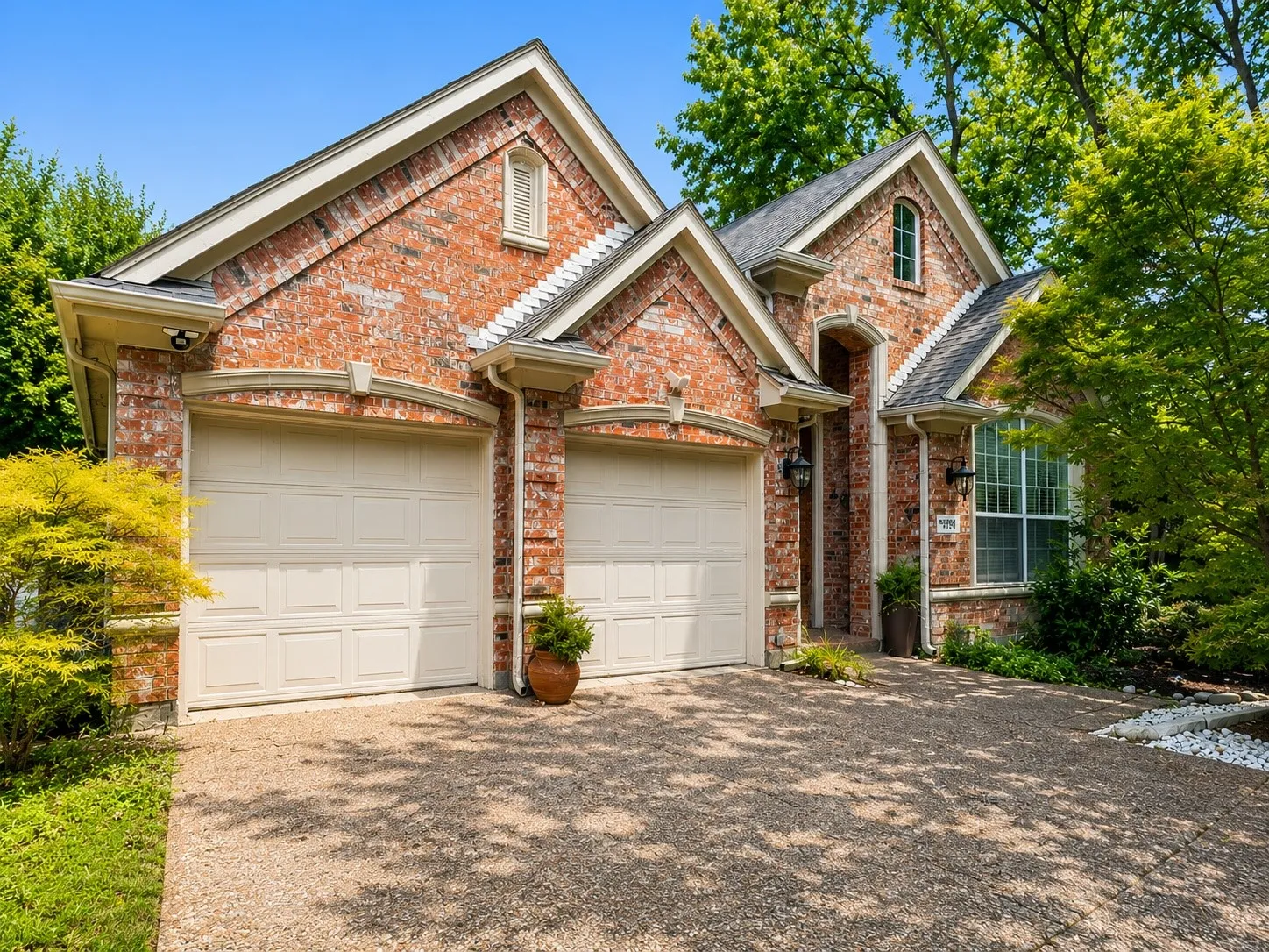 Single Family Residence For Sale in Dallas County , 3785 Park Place, Addison, Texas 75001, 3 Bedroom, 3 Bathroom, 2 Garage spaces, 2,278 Sqft, built in 1994, mls#21348039, Real Estate Agent in Addison, Homes For Sale in Dallas county, Homes For Sale in Addison, Realtor in Addison Texas, Real Estate Brokerage Independent Realty Texas, Luminita Cordes Realtor