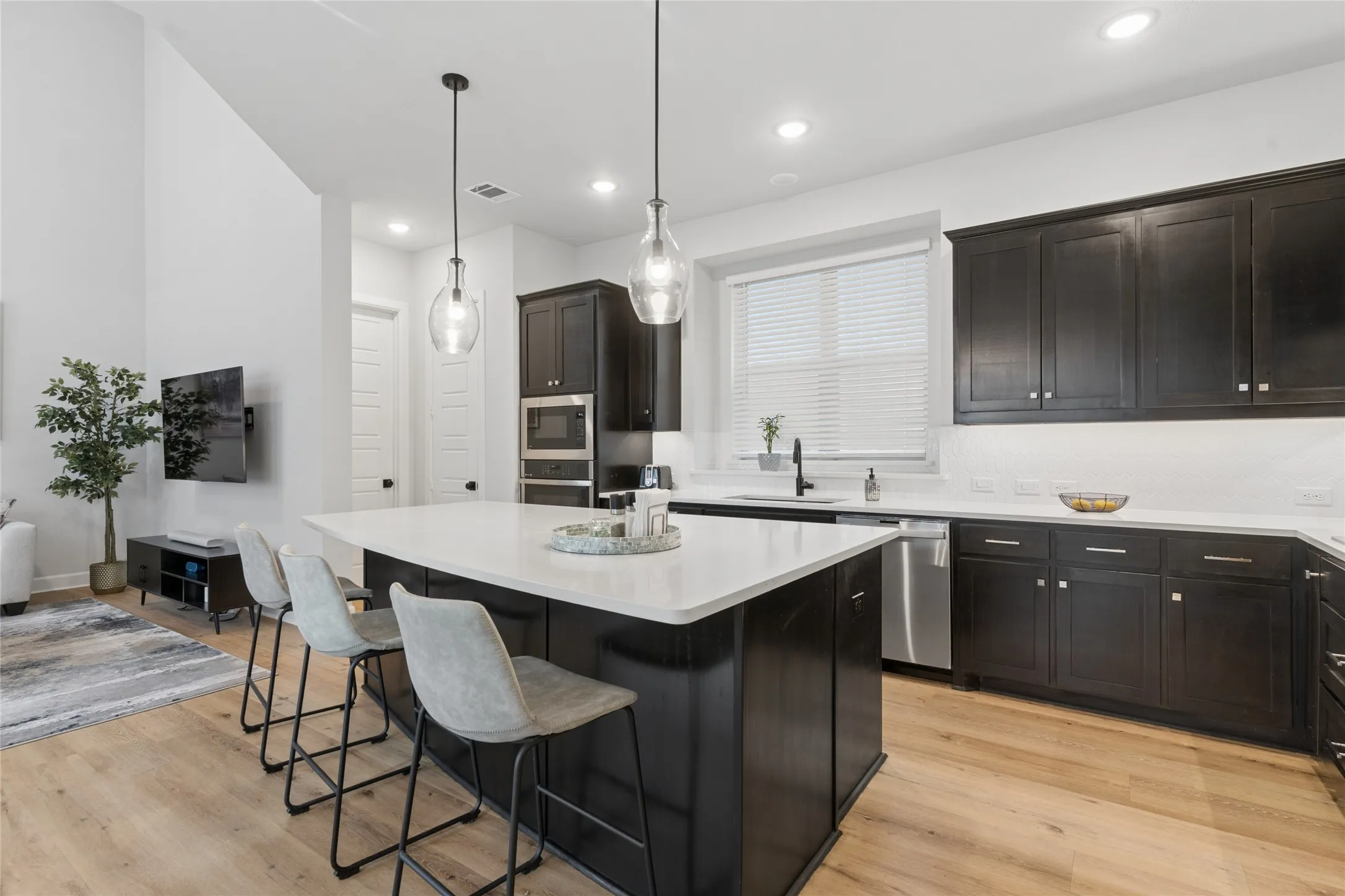 Single Family Residence For Sale in Tarrant County , 1505 Rose Willow Way, Arlington, Texas 76005, 3 Bedroom, 3 Bathroom, 2 Garage spaces, 2,321 Sqft, built in 2021, mls#21348078, Real Estate Agent in Arlington, Homes For Sale in Tarrant county, Homes For Sale in Arlington, Realtor in Arlington Texas, Real Estate Brokerage Independent Realty Texas, Luminita Cordes Realtor