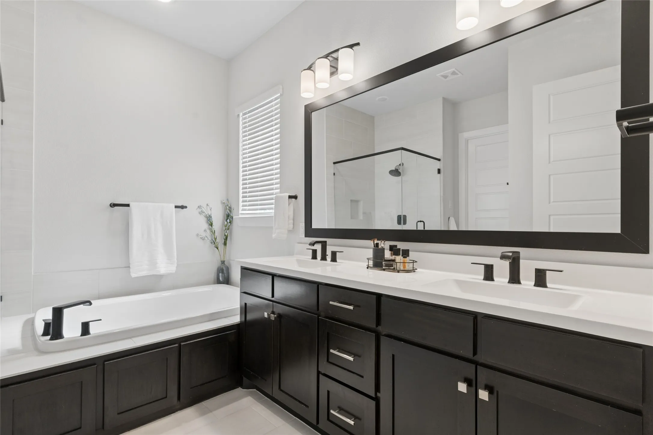Single Family Residence For Sale in Tarrant County , 1505 Rose Willow Way, Arlington, Texas 76005, 3 Bedroom, 3 Bathroom, 2 Garage spaces, 2,321 Sqft, built in 2021, mls#21348078, Real Estate Agent in Arlington, Homes For Sale in Tarrant county, Homes For Sale in Arlington, Realtor in Arlington Texas, Real Estate Brokerage Independent Realty Texas, Luminita Cordes Realtor