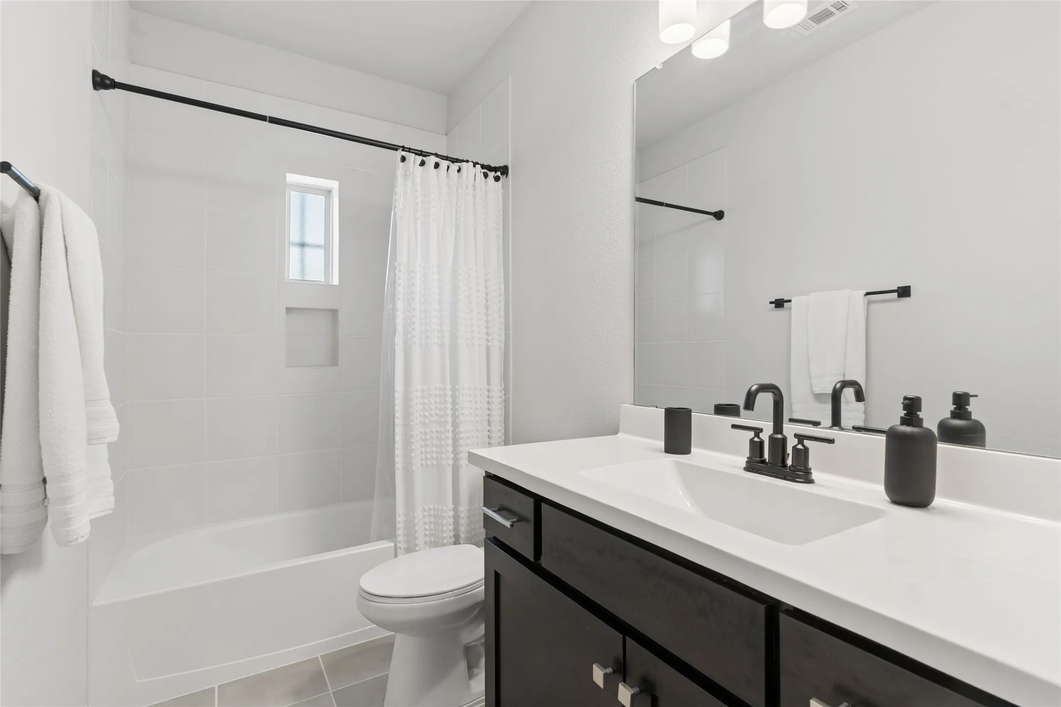 Single Family Residence For Sale in Tarrant County , 1505 Rose Willow Way, Arlington, Texas 76005, 3 Bedroom, 3 Bathroom, 2 Garage spaces, 2,321 Sqft, built in 2021, mls#21348078, Real Estate Agent in Arlington, Homes For Sale in Tarrant county, Homes For Sale in Arlington, Realtor in Arlington Texas, Real Estate Brokerage Independent Realty Texas, Luminita Cordes Realtor