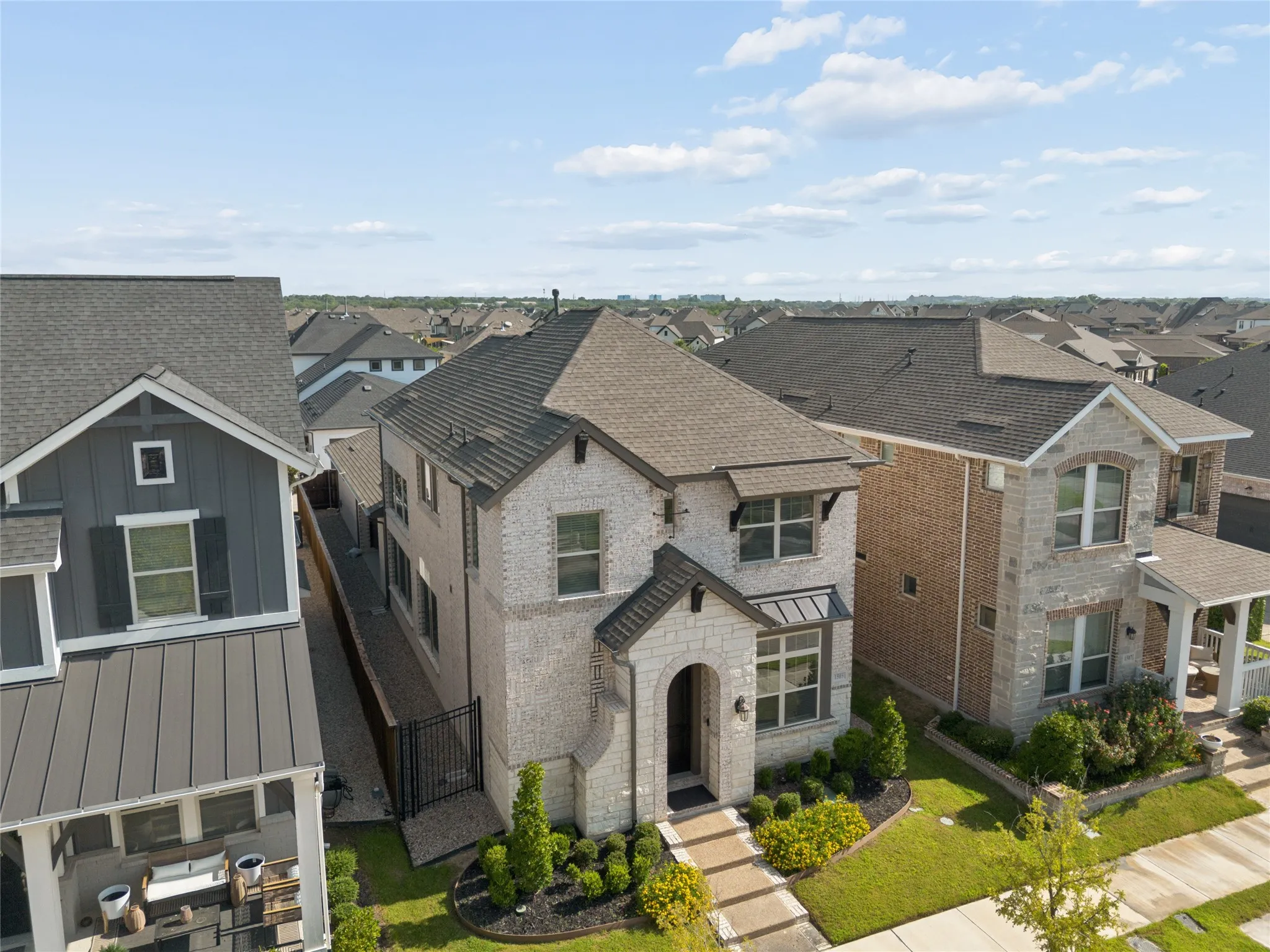 Single Family Residence For Sale in Tarrant County , 1505 Rose Willow Way, Arlington, Texas 76005, 3 Bedroom, 3 Bathroom, 2 Garage spaces, 2,321 Sqft, built in 2021, mls#21348078, Real Estate Agent in Arlington, Homes For Sale in Tarrant county, Homes For Sale in Arlington, Realtor in Arlington Texas, Real Estate Brokerage Independent Realty Texas, Luminita Cordes Realtor