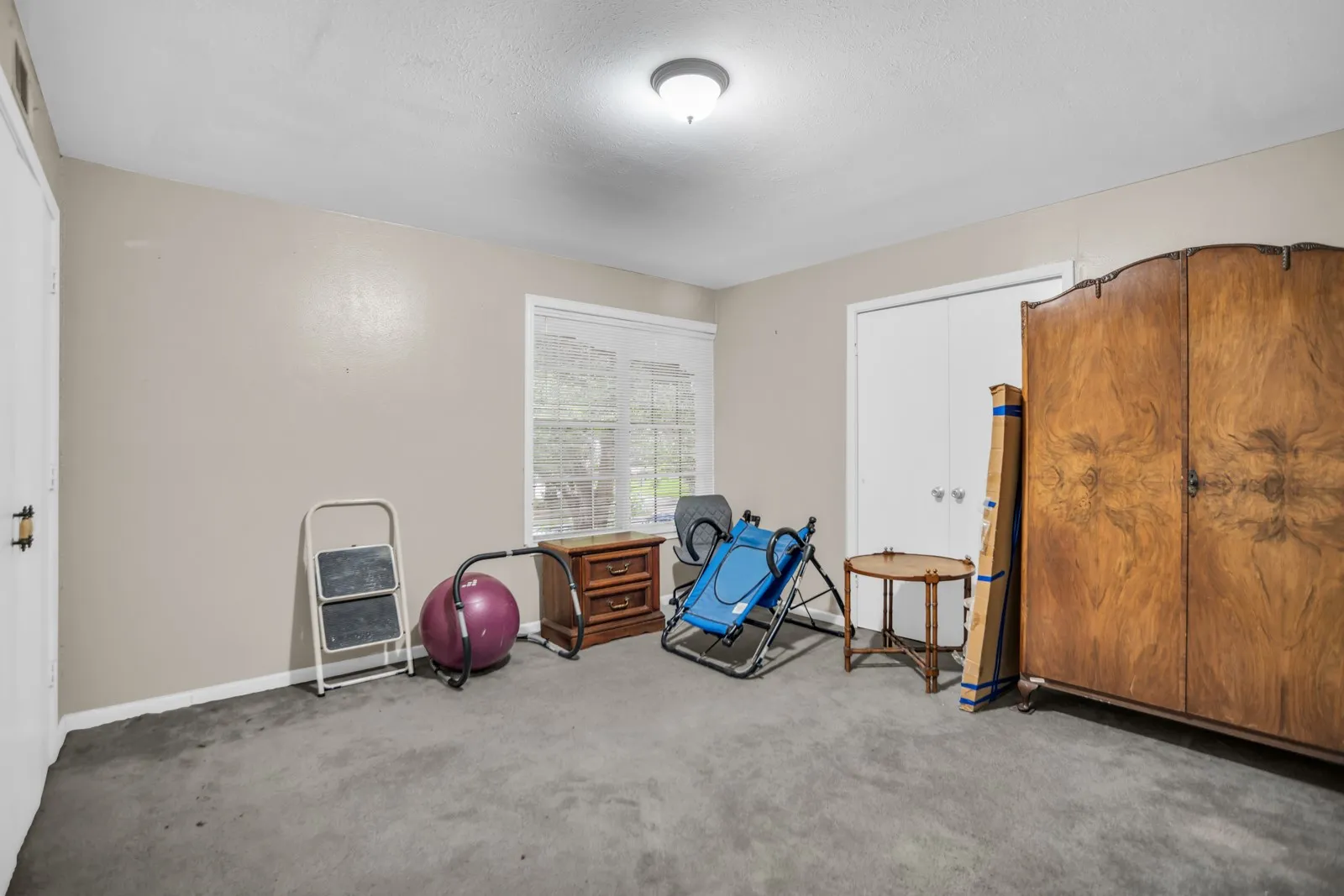 Spacious 2nd bedroom