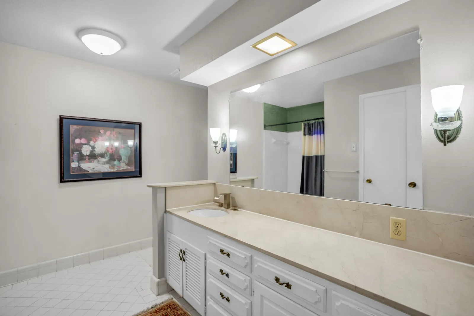 Bathroom with lots of storage