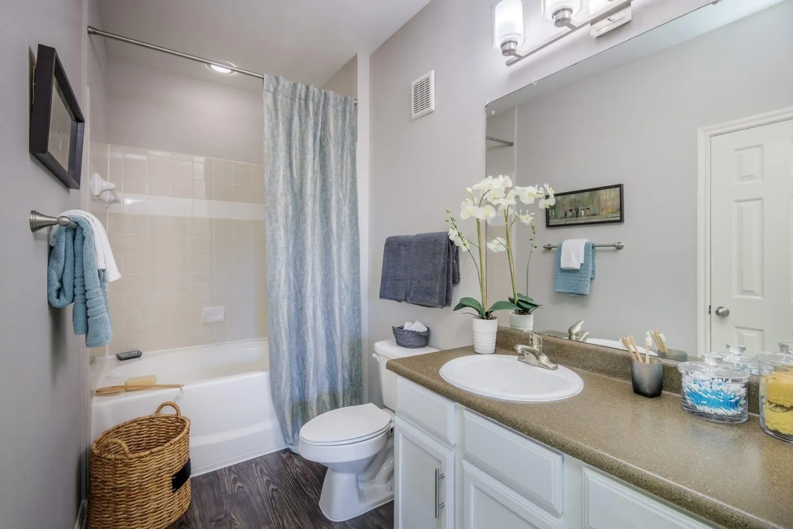 Receive up to 8 Weeks Free on all Floorplans + WIN FREE RENT FOR ONE YEAR